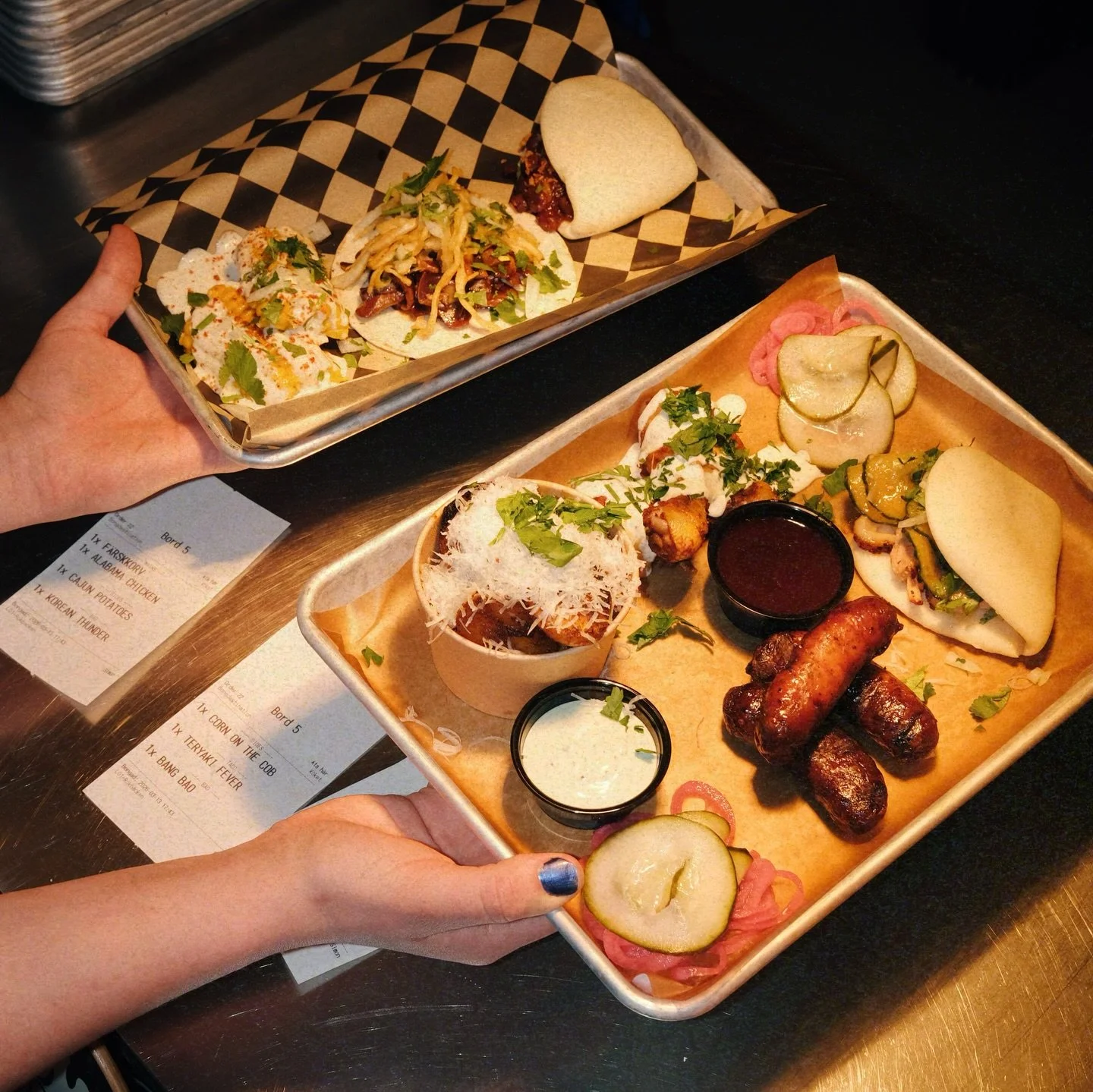 Tre saker vi tycker &auml;r h&auml;rliga:

1. K&ouml;tt
2. &Ouml;l
3. K&ouml;tt + &ouml;l

Dela g&auml;rna med er av tre saker som ni tycker om!

Kramis