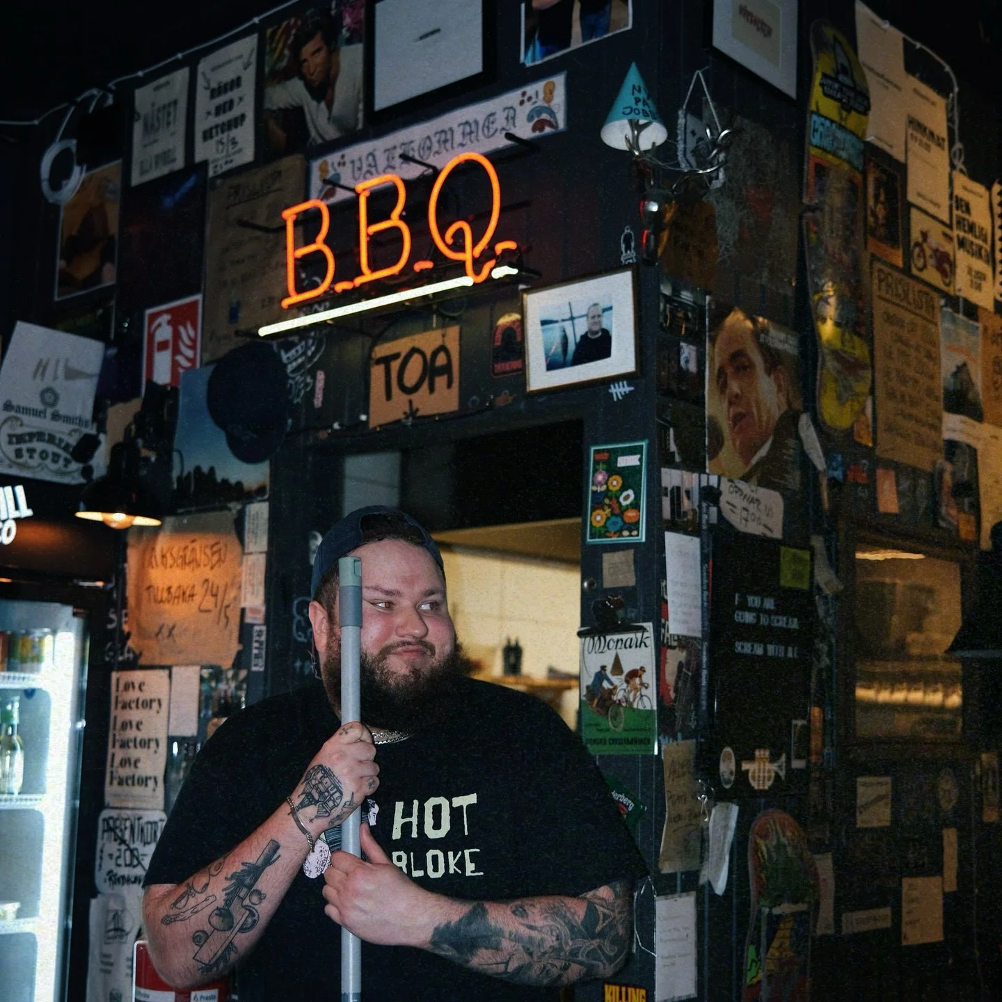 Visste ni att det ligger ett d&aring;rhus p&aring; &Aring;sgatan?

(Det &auml;r vi. Vi &auml;r d&aring;rhuset. Vi &auml;r d&aring;rarna. Och ni. Ni &auml;r ocks&aring; d&aring;rarna. Dr&ouml;m)