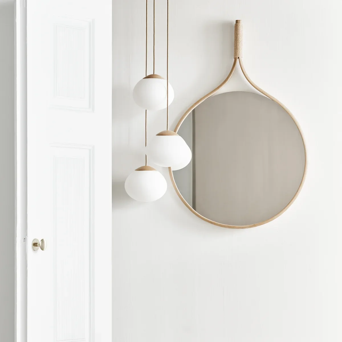 Bolia-Racquet-Wandspiegel-101-x-70-x-5-cm-rund-Eiche-geseift-Situation-2.webp