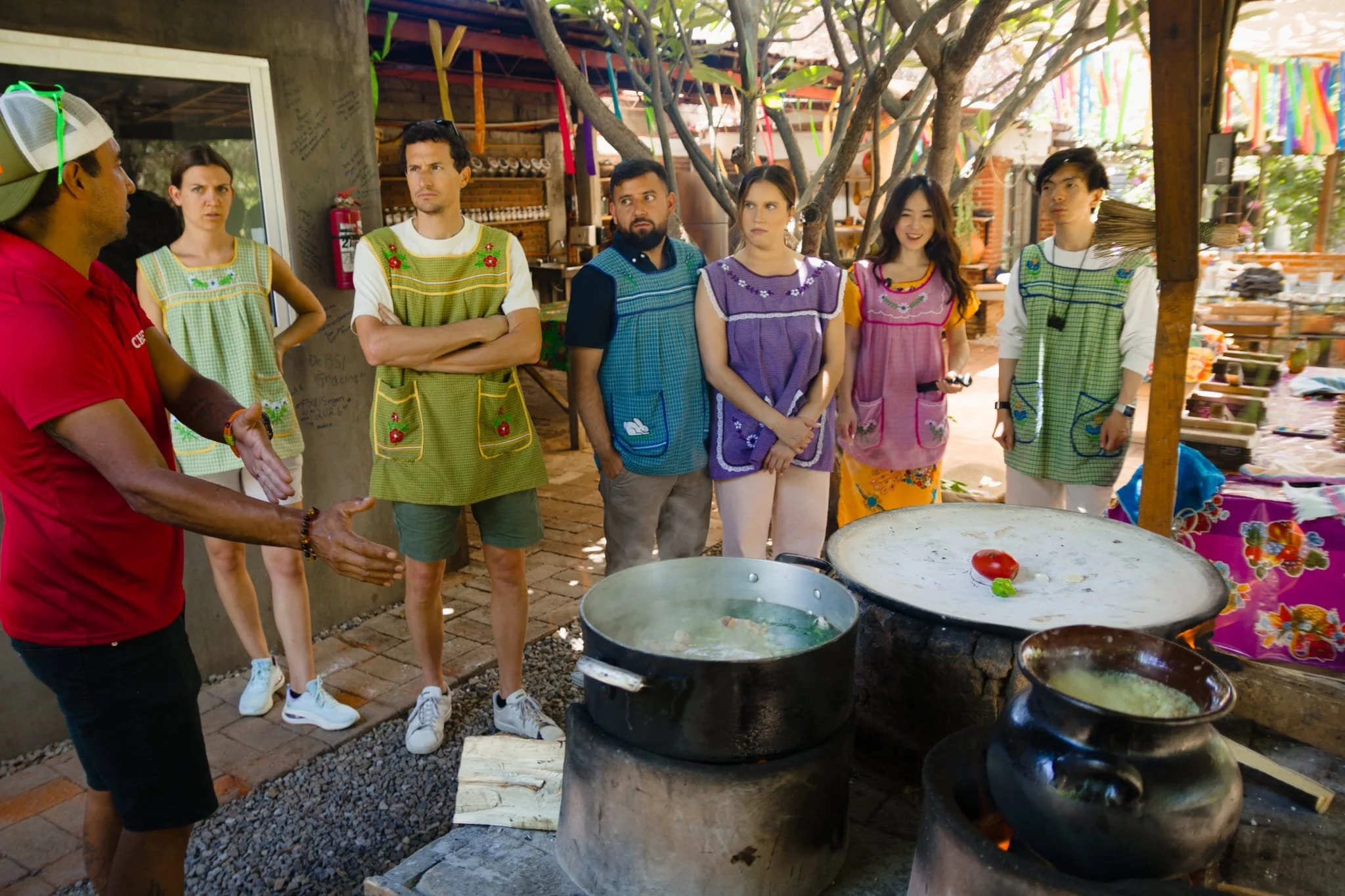 chef explaining cooking methods to make the class more dynamic and easy to understand with small groups