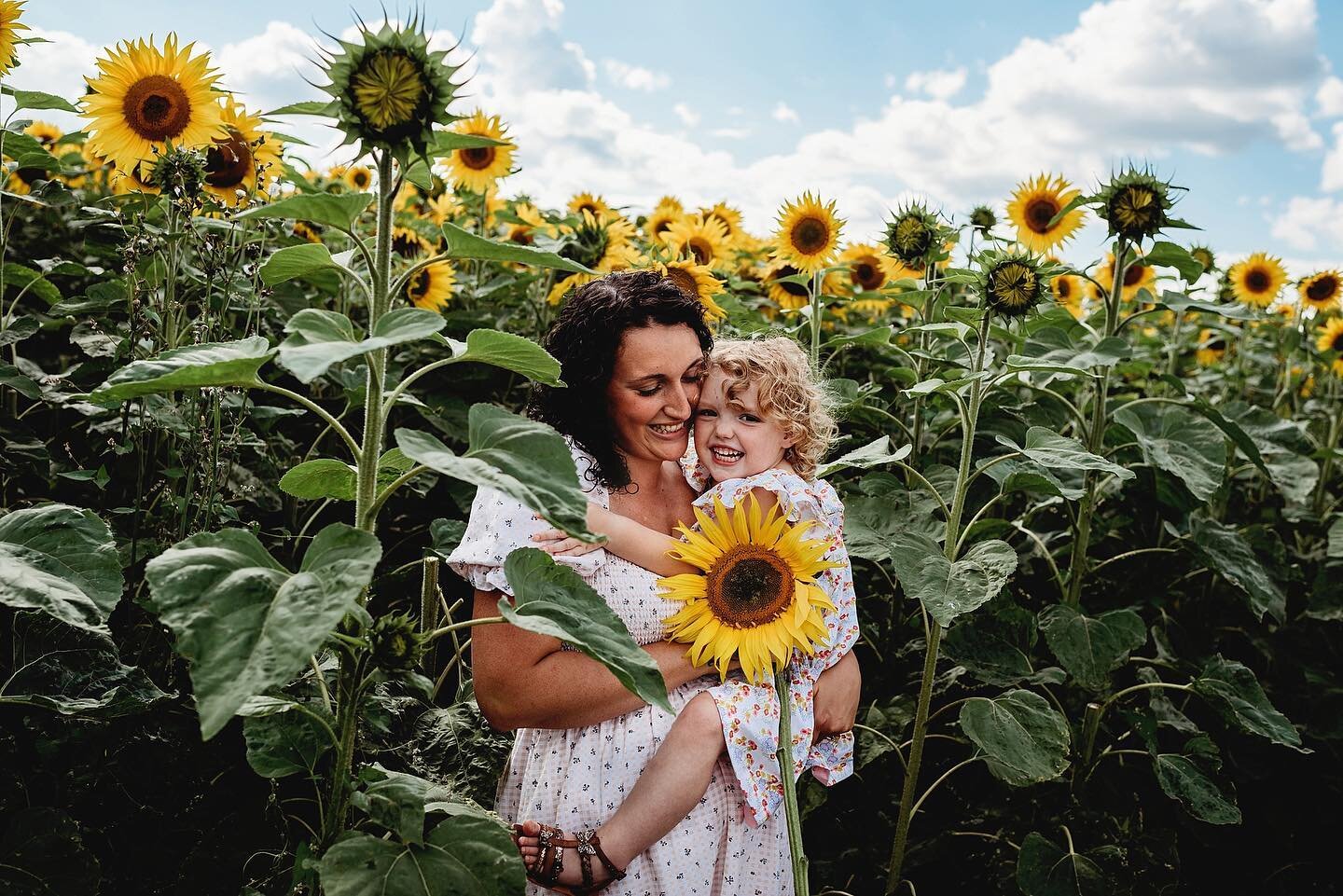 Hope you&rsquo;re all surviving in this heat. Not gonna lie, I&rsquo;m ready for autumn now! 
A quick little availability update - I had lots of interest in sunflower sessions this year and I&rsquo;m really sorry that I&rsquo;ve not been able to make