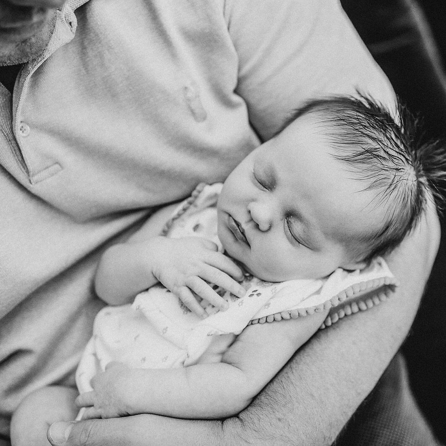 Some newborn cuteness for you this Friday morning!
It was so lovely to meet baby Connie and to see her big brother again who I also photographed as a newborn 🥰 And look at all that gorgeous hair!
I have one more space for a newborn session between n