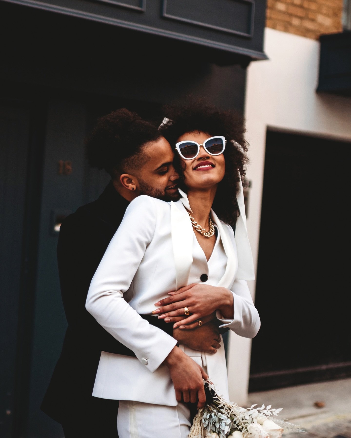 As we get closer to December (whooop 🙌), I&rsquo;ve been reflecting on some of my favourite winter shoots and this workshop I did allll the way back in December of 2021 is right up there!! 
@gabrielle.kusiappiah absolutely rocked the white suit and 