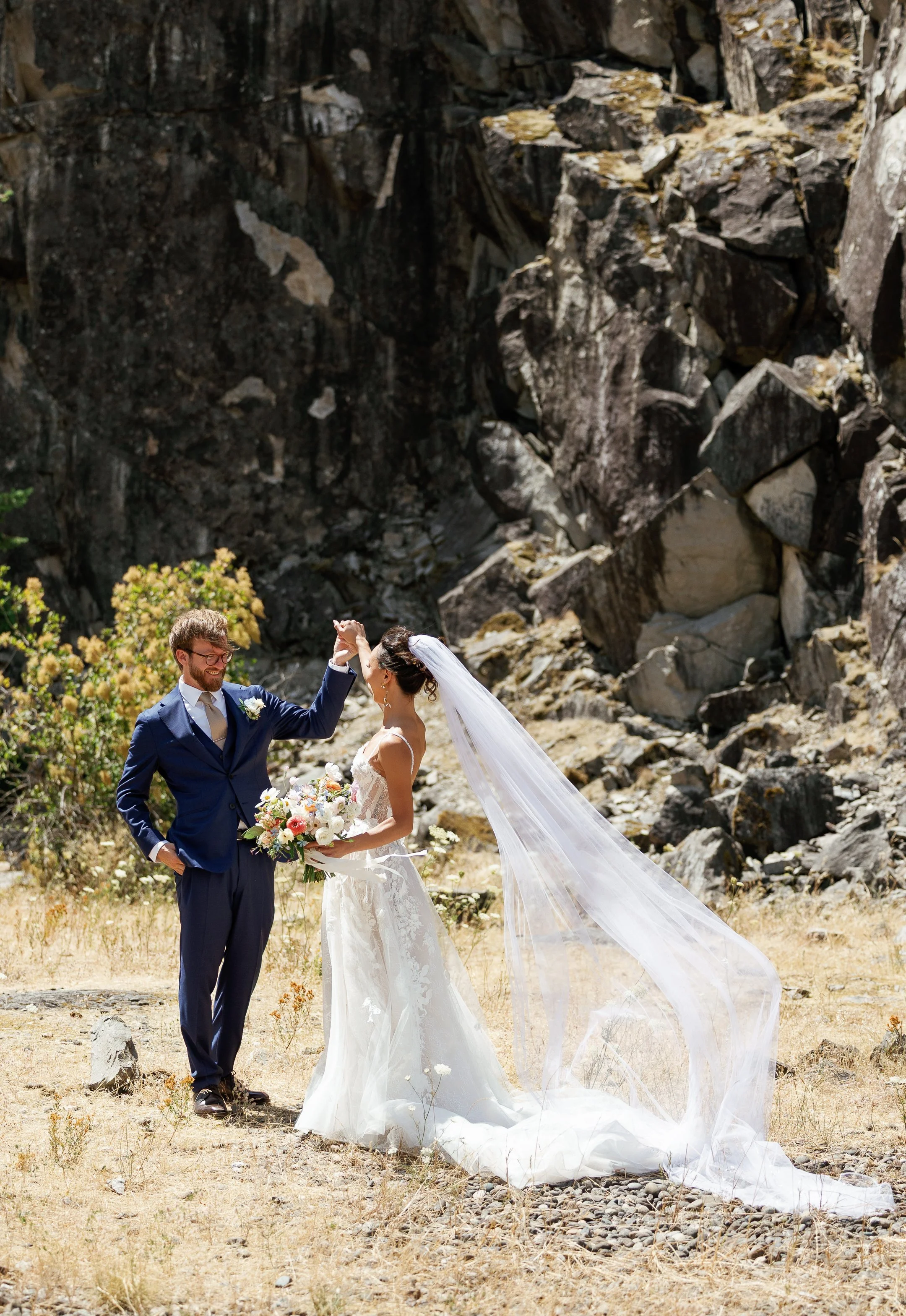 The_Ruins_Hood_River_Oregon_Wedding_Megan_VanDoran_Photography-64.jpg
