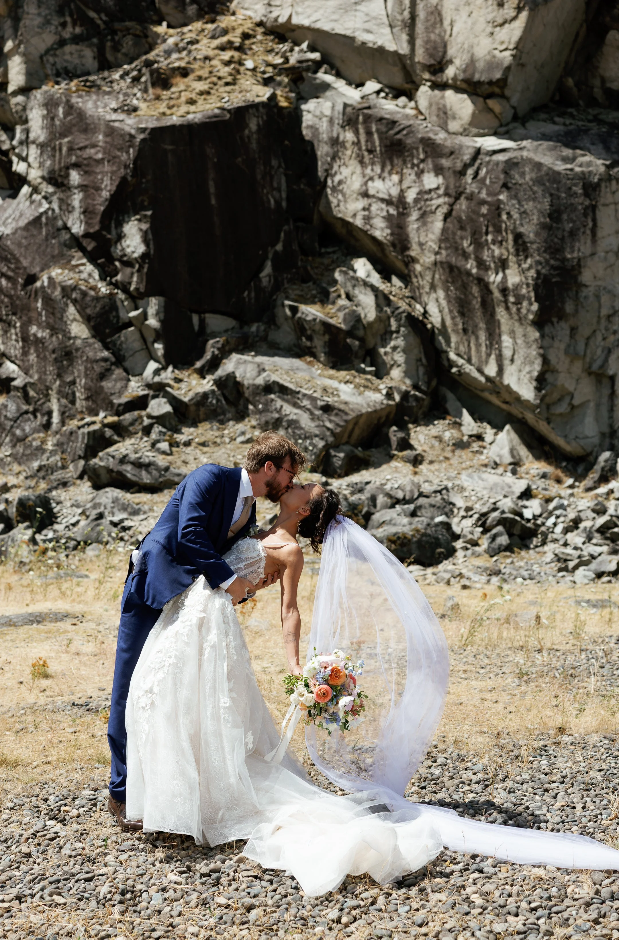 The_Ruins_Hood_River_Oregon_Wedding_Megan_VanDoran_Photography-70.jpg