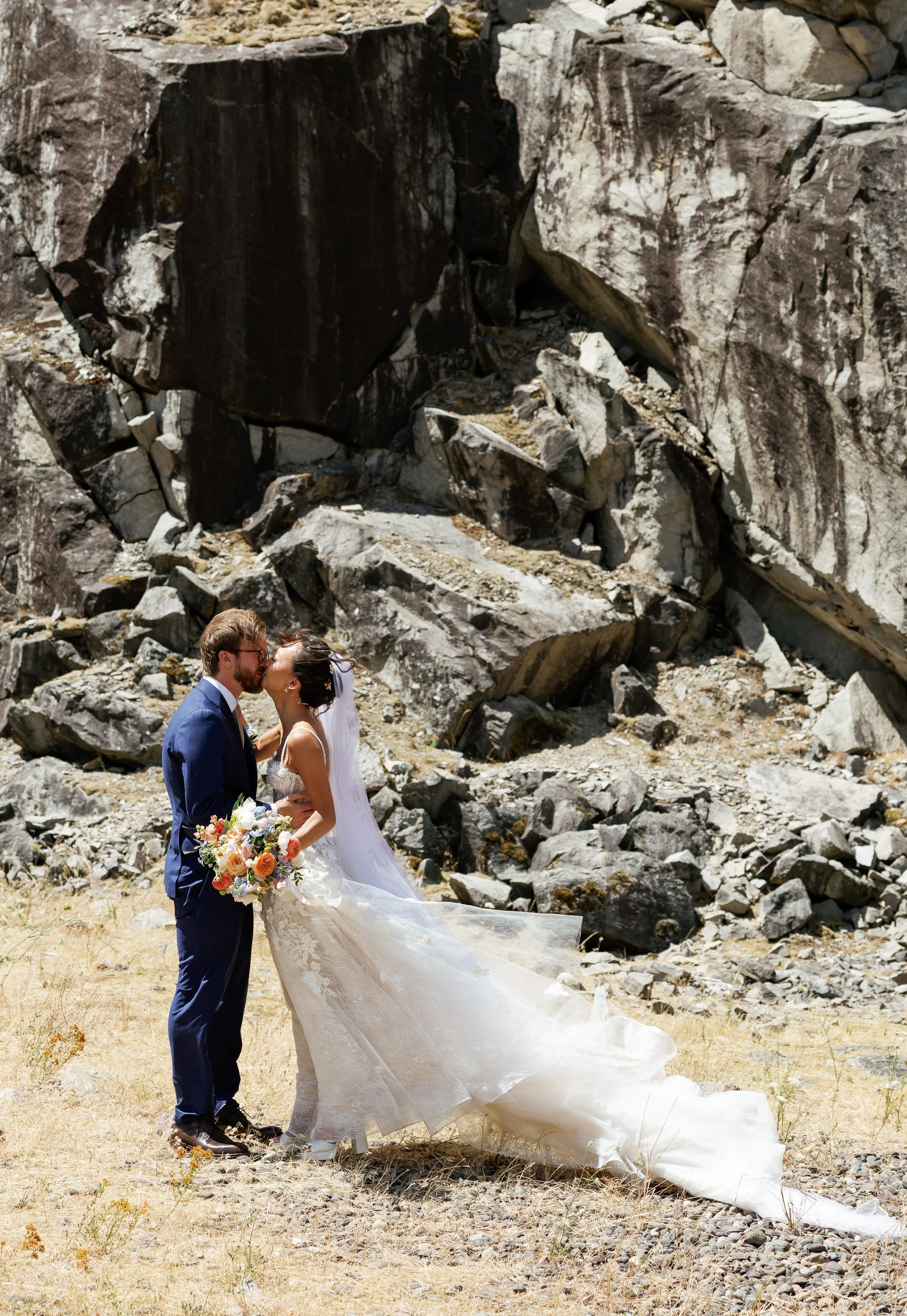 The_Ruins_Hood_River_Oregon_Wedding_Megan_VanDoran_Photography-59.jpg
