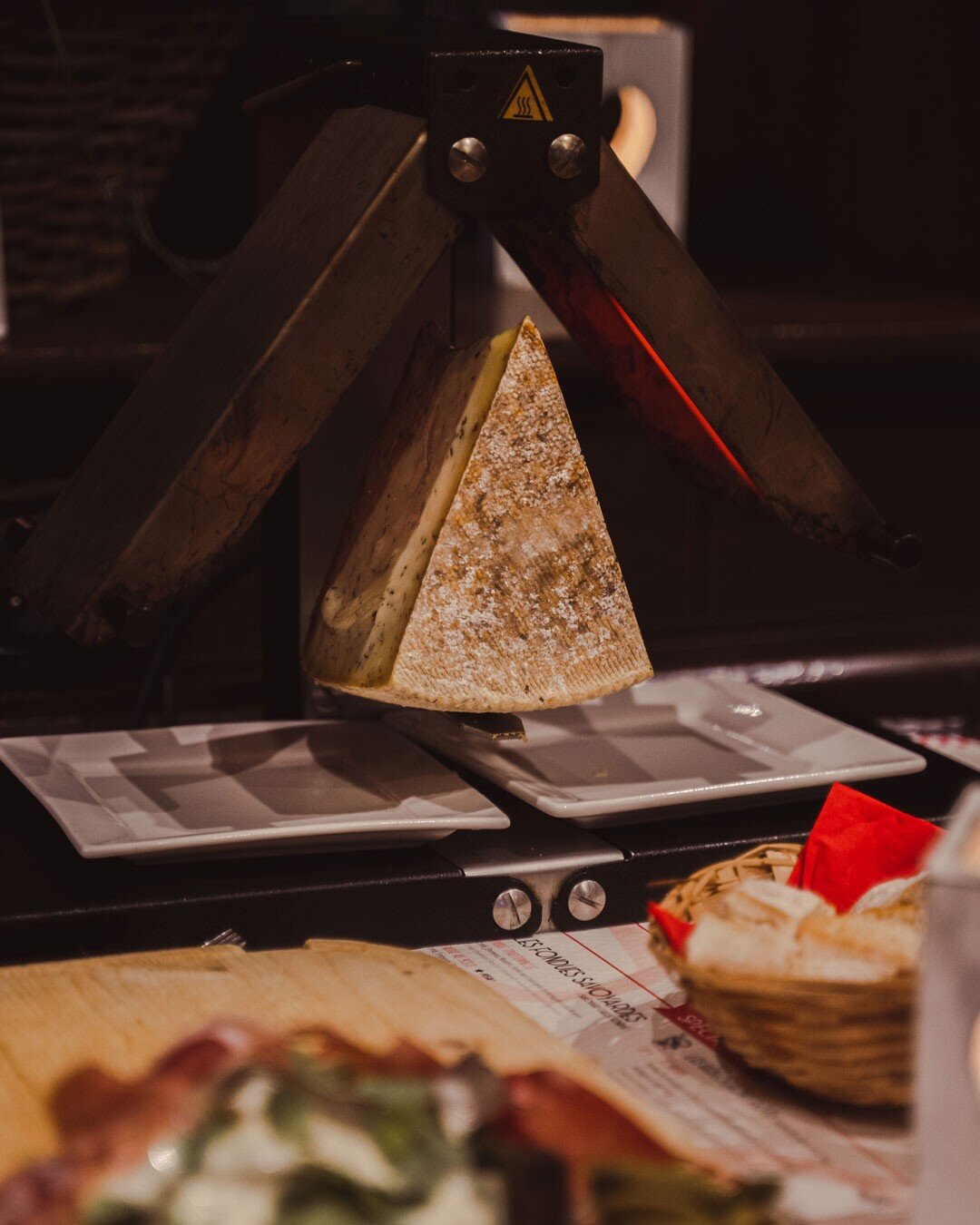 Euhhhh 🥶 C'est le retour de l'hiver ?
Une petite raclette ce soir ?🧀

Venez vite en profiter on passe bient&ocirc;t &agrave; la carte &eacute;t&eacute; !

Toutes nos sp&eacute;cialit&eacute;s savoyardes, grillades, burgers et pizzas sur www.cotemon