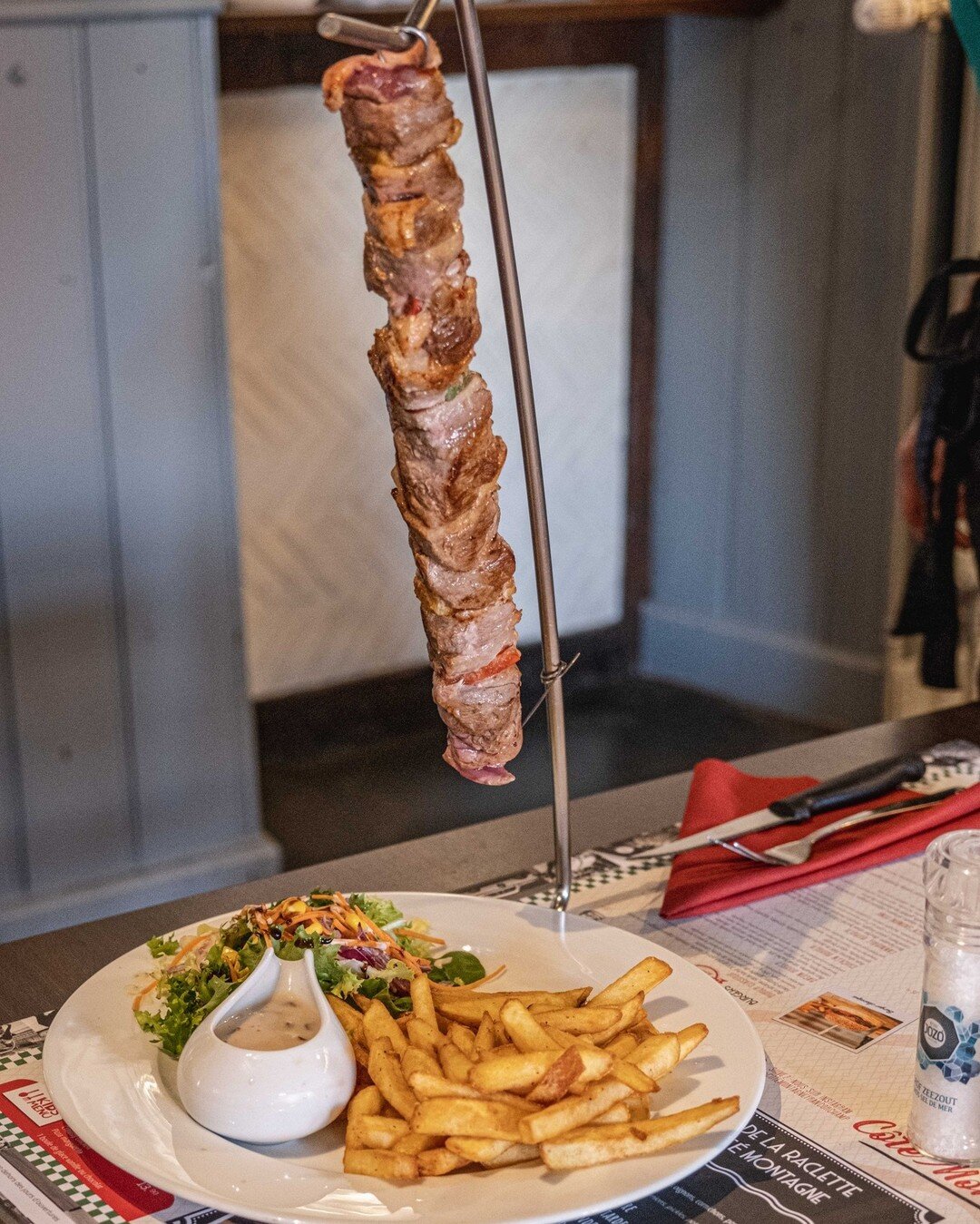 Si vous aimez la viande, celle-ci est pour vous. Notre brochette de b&oelig;uf g&eacute;ante de 400gr est l&agrave; pour assouvir vos envies !

Toutes nos sp&eacute;cialit&eacute;s savoyardes, burgers et pizzas sur www.cotemontagne.be

R&eacute;serva