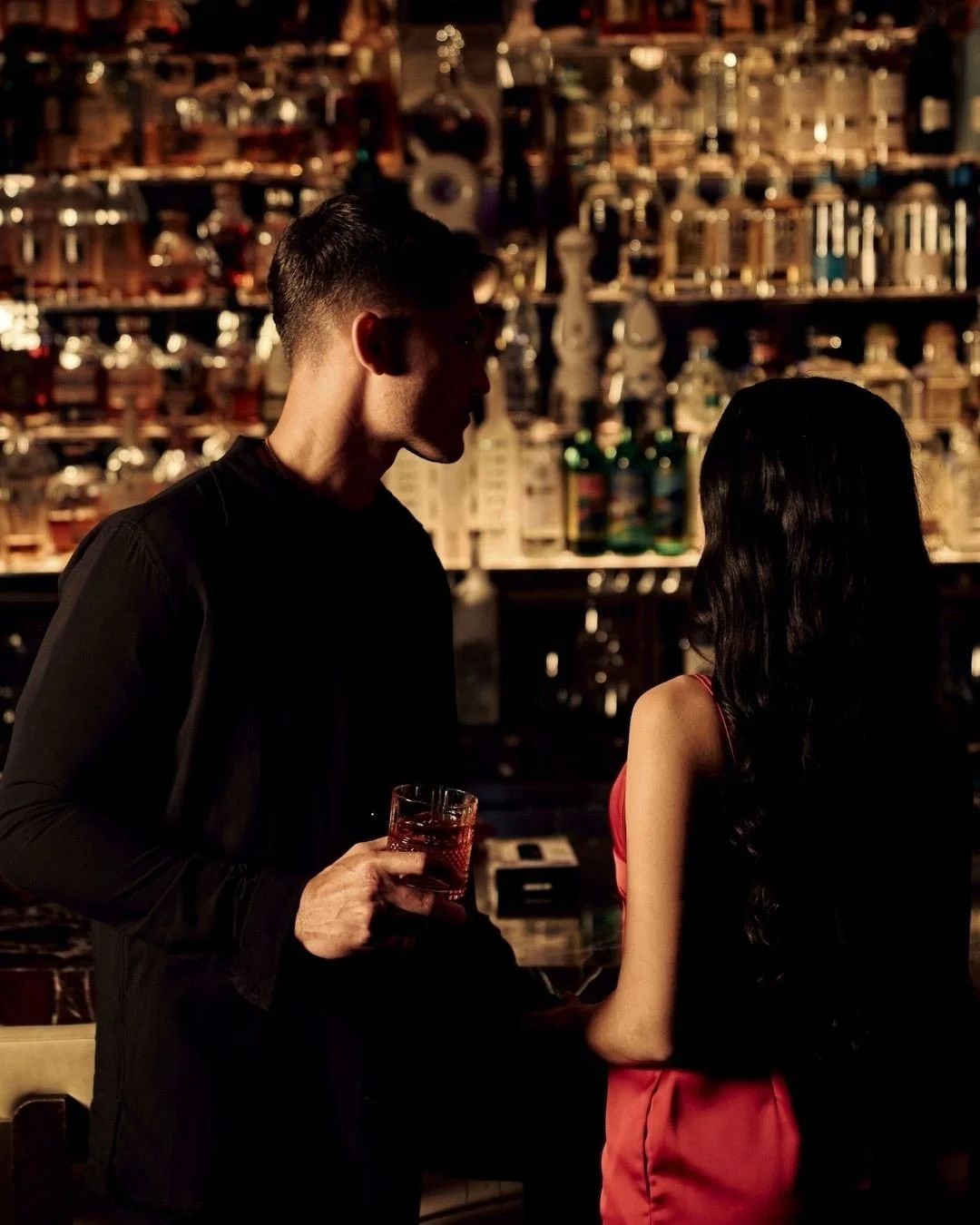 From the first pour to the rhythm of the evening, experience the atmosphere of MM.