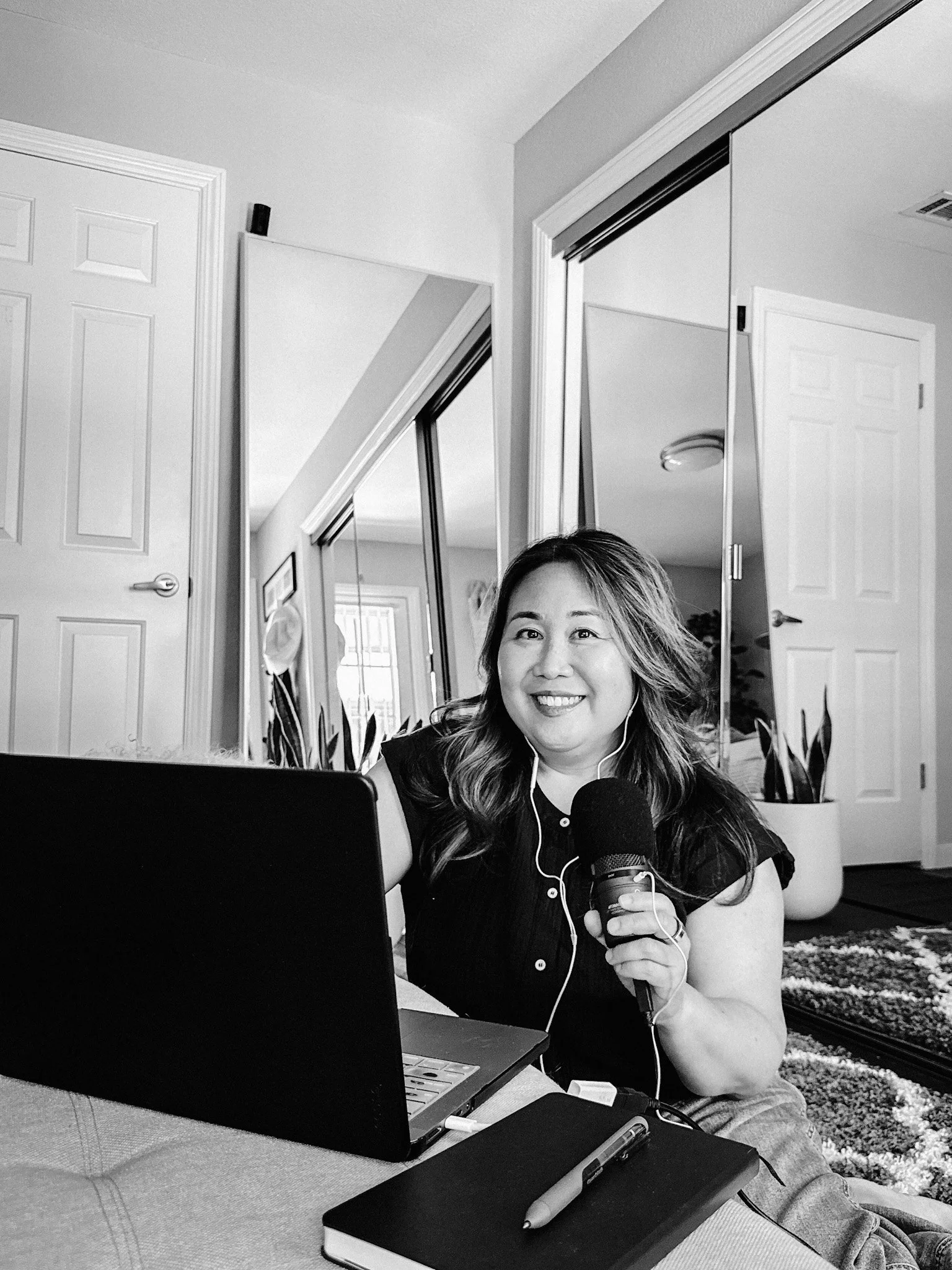 naomi-nakamura-recording-podcast-laptop-noir.jpg