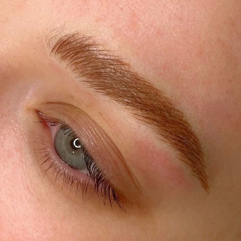 freshly tattooed combination brow (microbladed hair strokes &amp; some soft shading in between, for those who love a super full brow but with more texture than ombr&eacute; shading 🌿) done by Jess @ziggycosmetictattoo ✨

these results will soften by