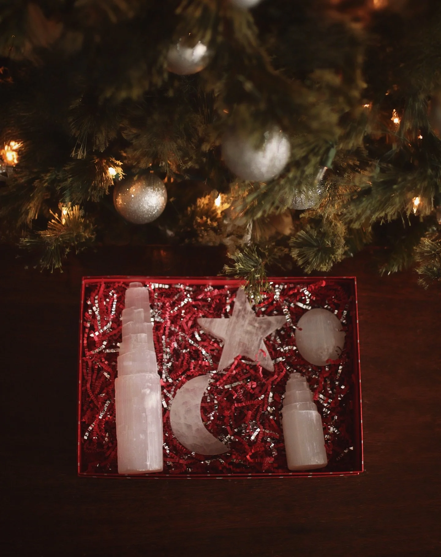 🌲&hearts;️ 𝔾𝕠𝕠𝕕 𝕧𝕚𝕓𝕖𝕤 𝕦𝕟𝕕𝕖𝕣 𝕥𝕙𝕖 𝕥𝕣𝕖𝕖 &hearts;️🌲
Big savings on all crystal lovers gift sets until Dec 11th! Browse beautiful and intentionally curated gift sets on the website - the perfect energy infused gift for you or any cr