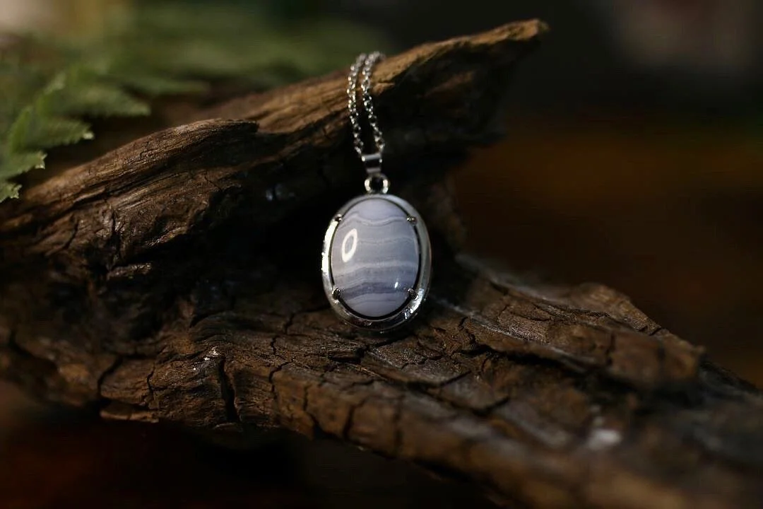 💎 𝓑𝓵𝓾𝓮 𝓛𝓪𝓬𝓮 𝓐𝓰𝓪𝓽𝓮 💎
This beautiful soft blue stone is strongly connected to the element of water which can greatly encourage energy flow, clear communication, and the expression of truth. 🙌

Blue Lace Agate makes a powerful ally parti