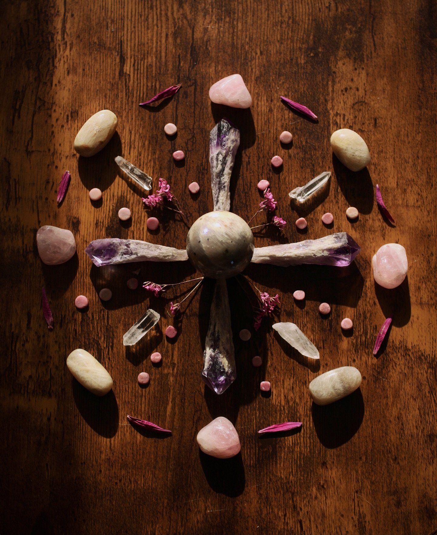 🌙 𝙶𝚘𝚍𝚍𝚎𝚜𝚜 𝙴𝚗𝚎𝚛𝚐𝚢 🌙
A crystal grid to amplify our potent and sacred divine feminine energy, and a reminder that this day and the number 13 will always be powerful and magic, just like you. ✨

💎 Crystals in this grid: 

🌕 Moonstone - C