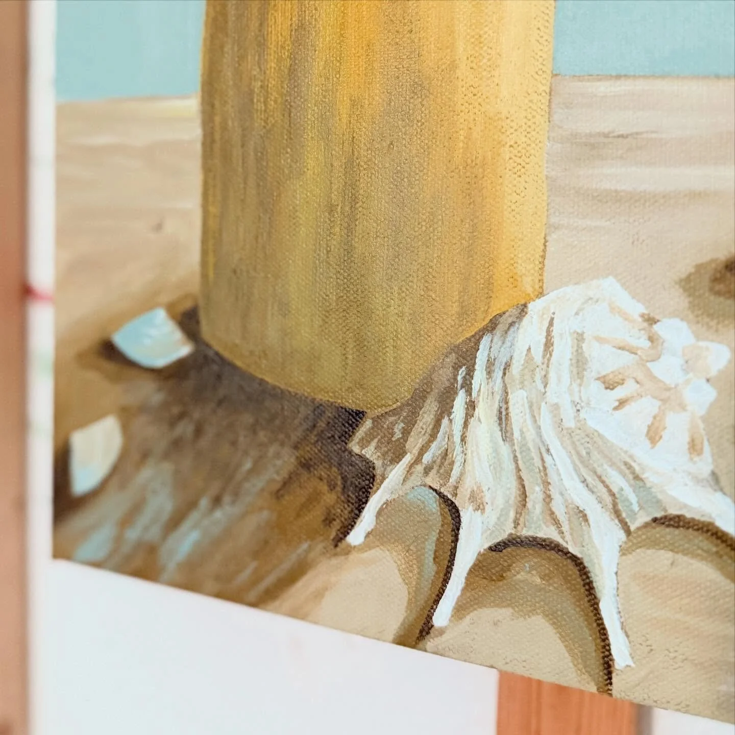 Works in progress in the studio currently. We have still lifes, we have beachcombers; what else will she add to this list today?

#workinprogress #studio #artist #stilllife #seashellart