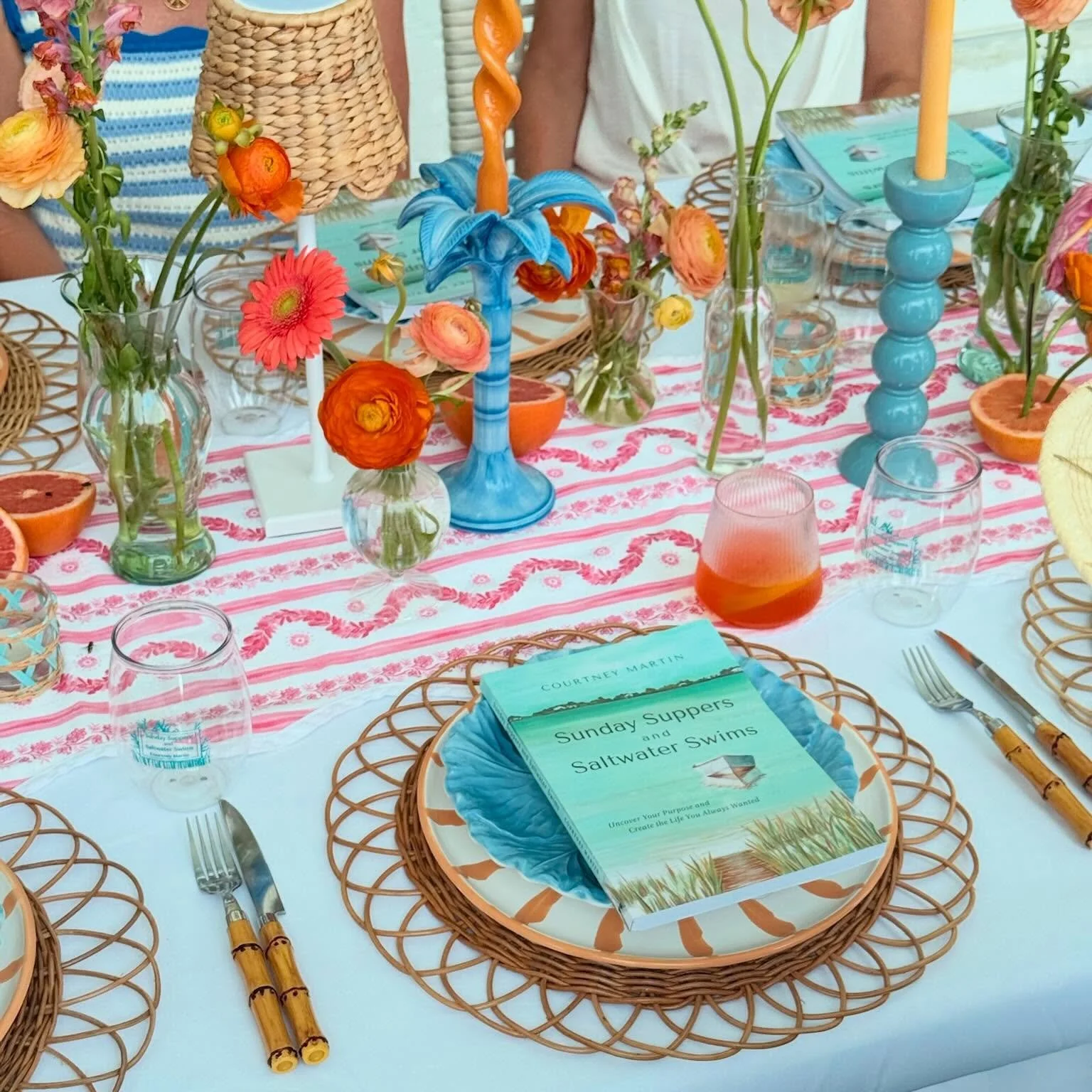 A moment for the most gracious hostess @homeofmalones! The queen of southern hospitality with an eye for all things beautiful, inviting, and colorful. The tablescape she created for Friday&rsquo;s book club was what dreams are made of🌸☀️🍊🌼