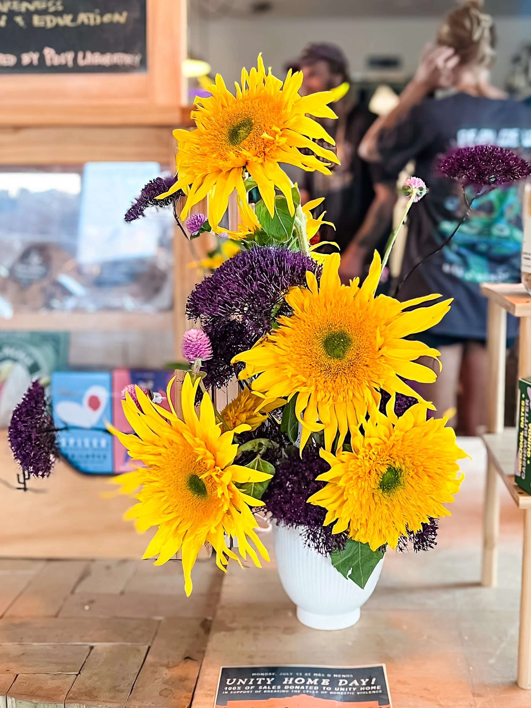florals for Morongo Basin Unity Home fundraiser hosted by Más o Menos
