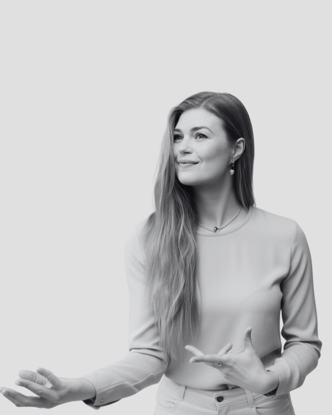 Sort-hvid portræt af Tanja Gotthardsen, som gestikulerer med hænderne