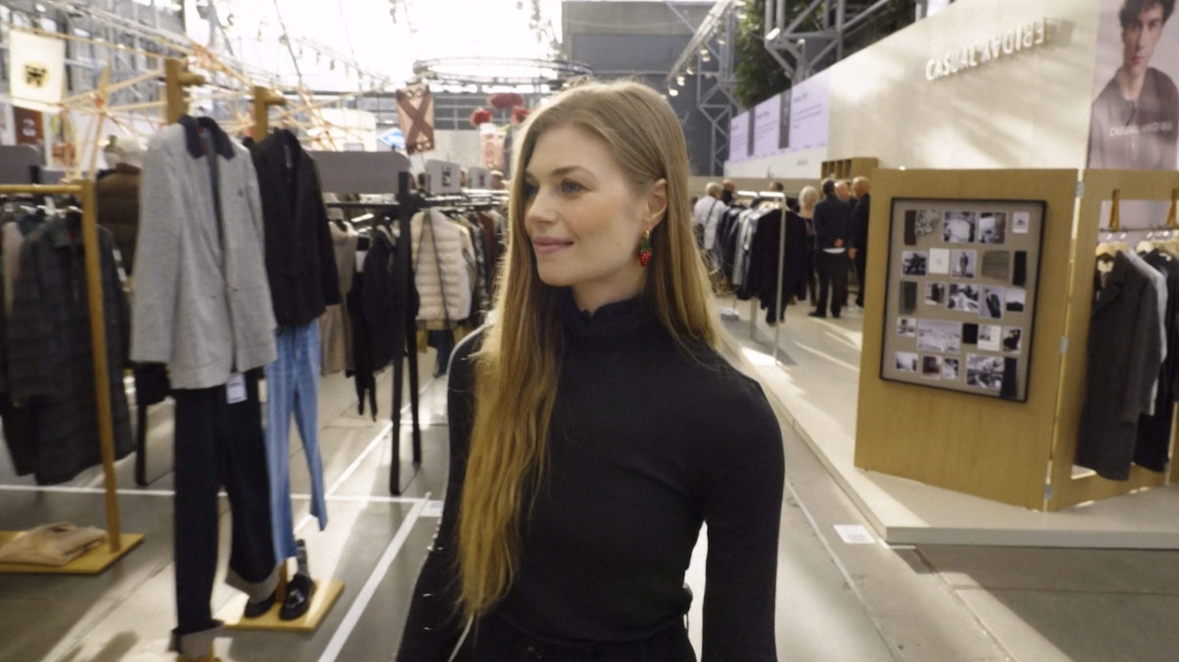 Et screenshot fra udsendelsen "Jorden Kalder" på DR, hvor Tanja Gotthardsen tager seerne med rundt og inspicerer påstande om produkter.