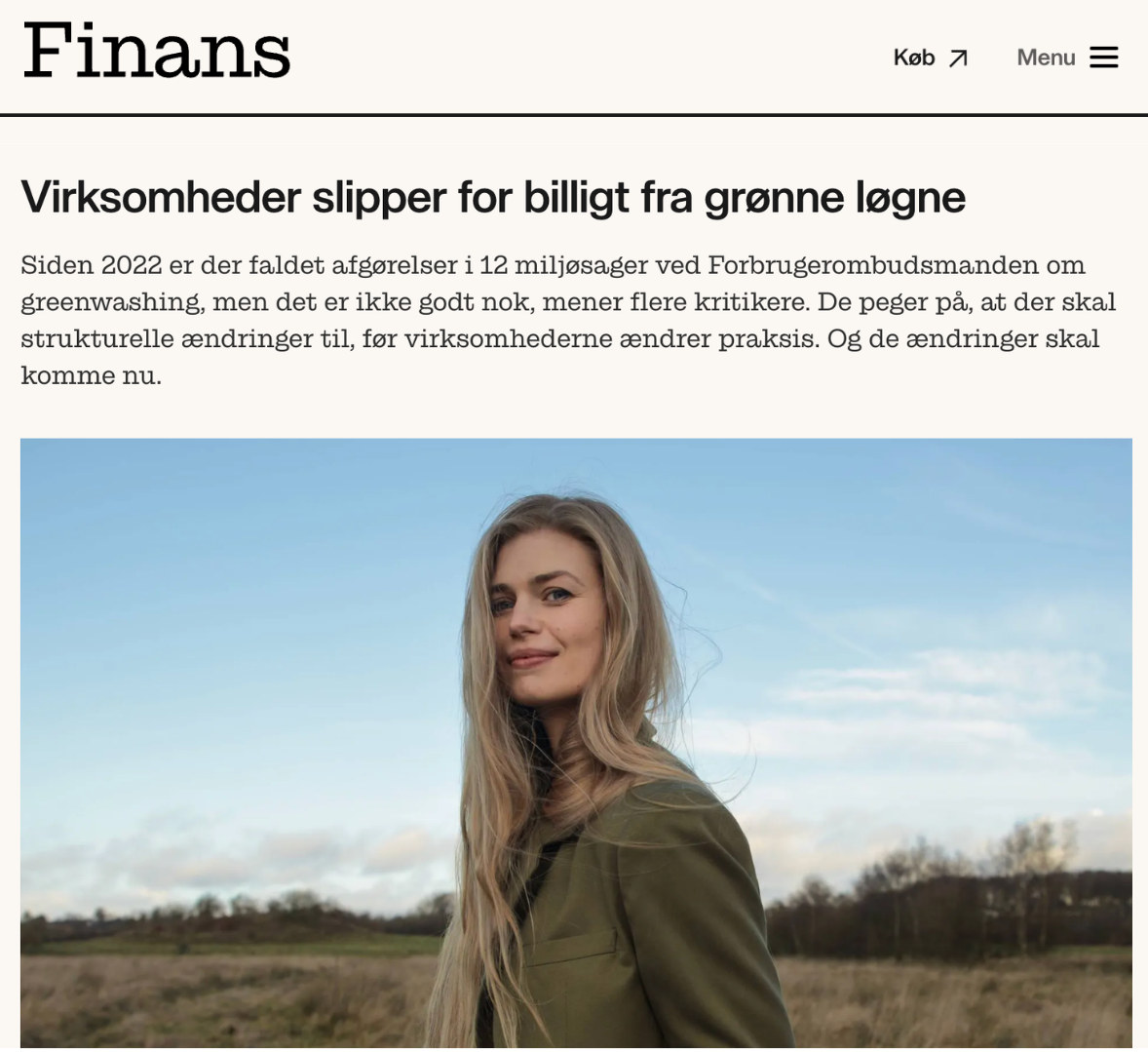 Tanja Gotthardsen står udendørs med en blå, let overskyet himmel i baggrunden, på forsiden af tidsskriftet Finans.