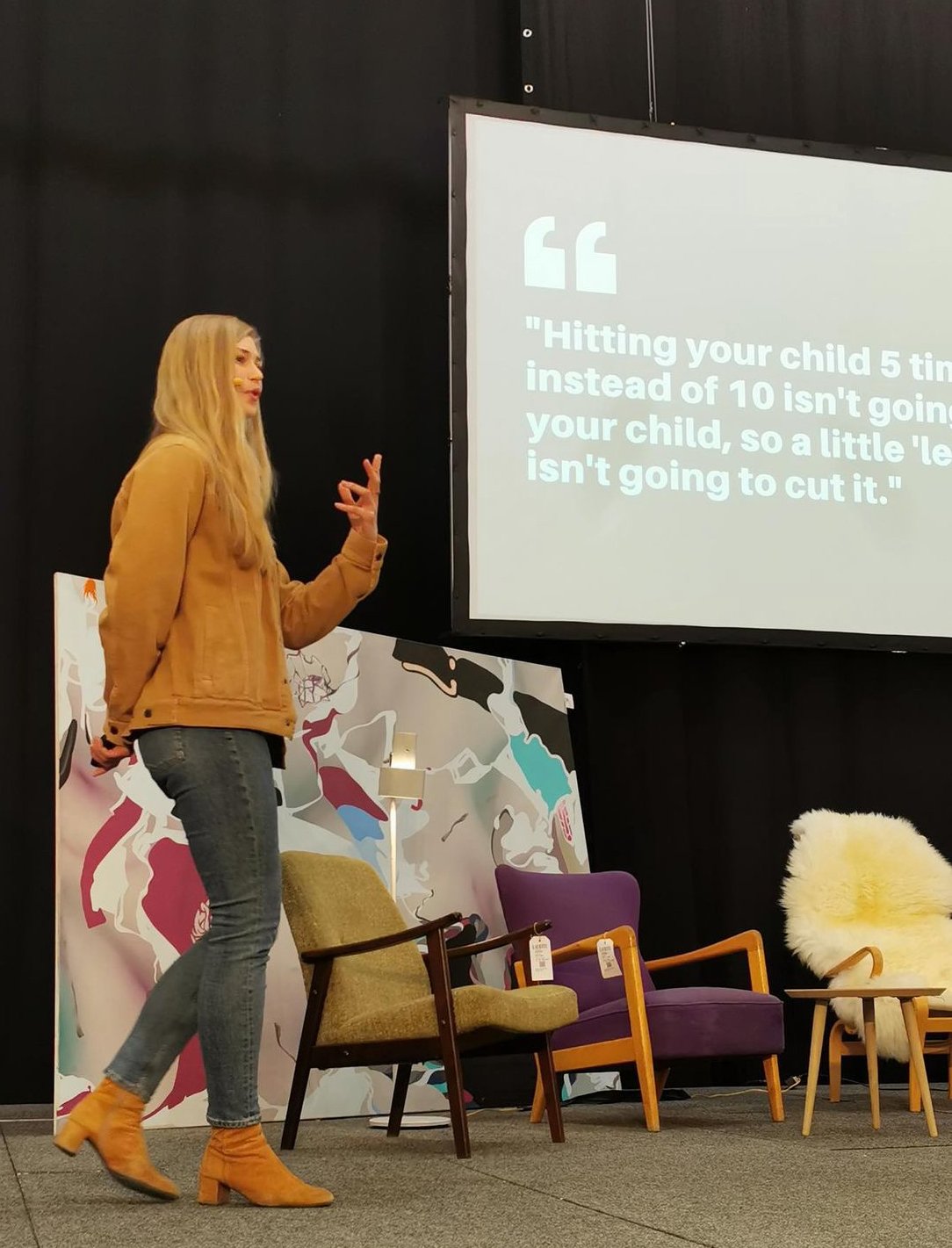 Tanja Gotthardsen holder et oplæg foran et stort lærred med et kritisk citat om, hvad det reelt kræver at løse vores problemer.