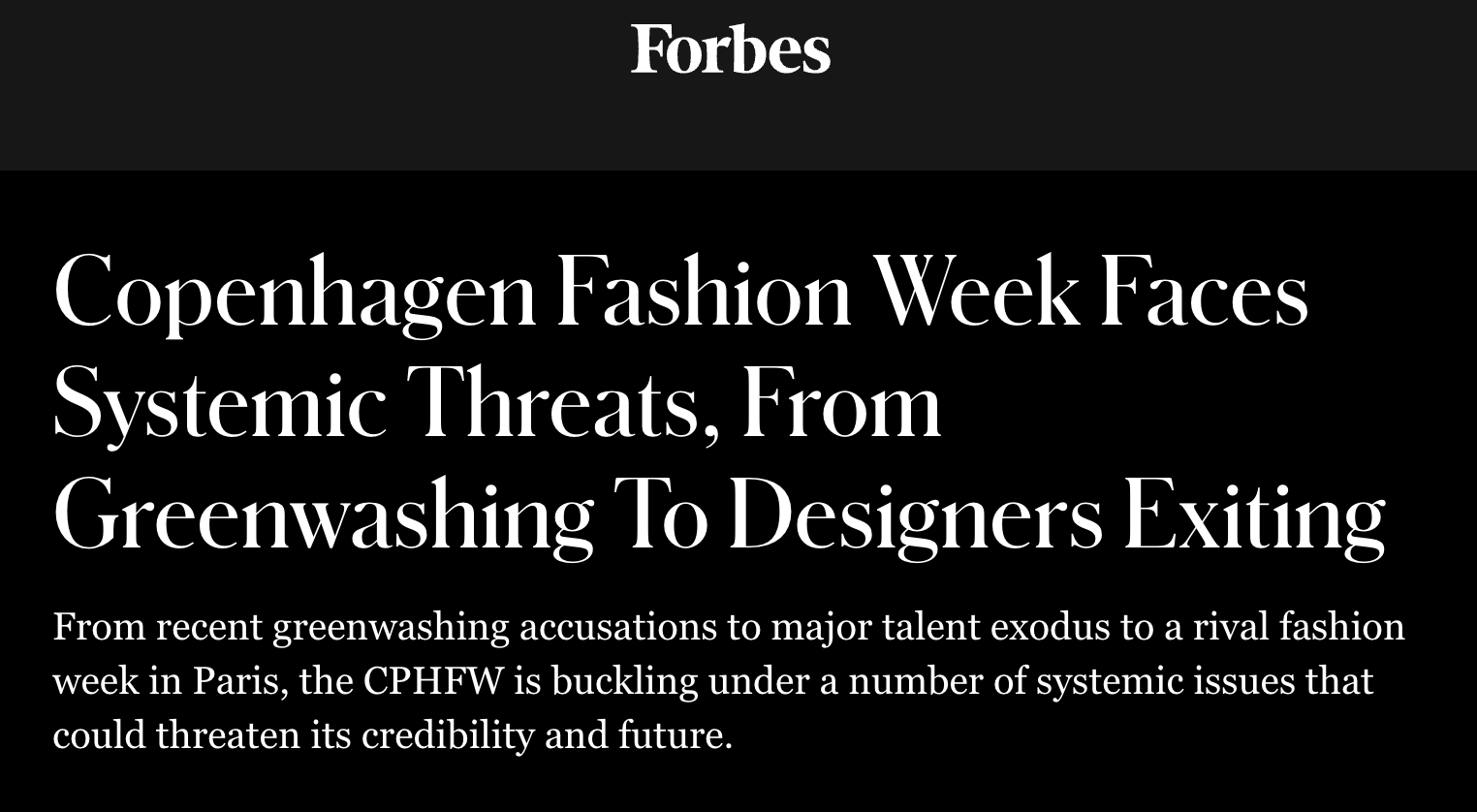 Forsidebillede fra Forbes med overskriften: 'Copenhagen Fashion Week Faces Systemic Threats, From Greenwashing To Designers Exiting' på sort baggrund, efterfulgt af en kort tekst om emnet.