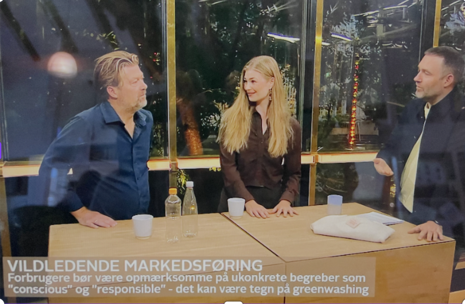 Tanja Gotthardsen og Henrik Beha fra organisationen Plastic Change er i Go'Morgen Danmark, hvor de interviewes om greenwashing. De står bag et bord, med værten til venstre for sig.