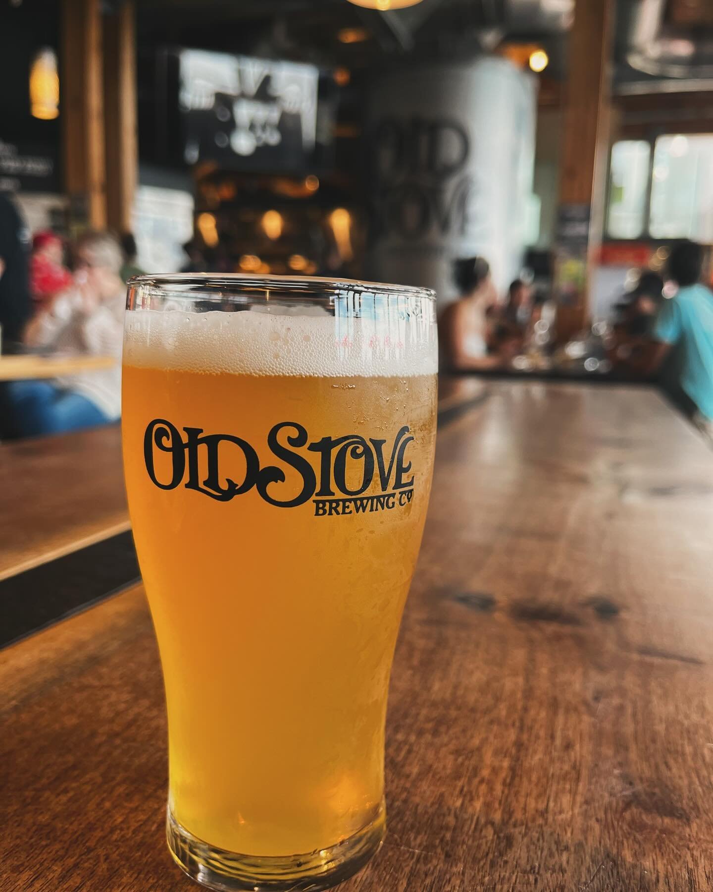 @oldstovepikeplace for lunch never disappoints! Gorgeous views of the @usnavyblueangels from the patio, GF pizzas + burgers, and an excellent drink selection doesn&rsquo;t hurt either 😋 

#oldstovebrewing #beer #beerseattle #seattlebeer #beerstagram