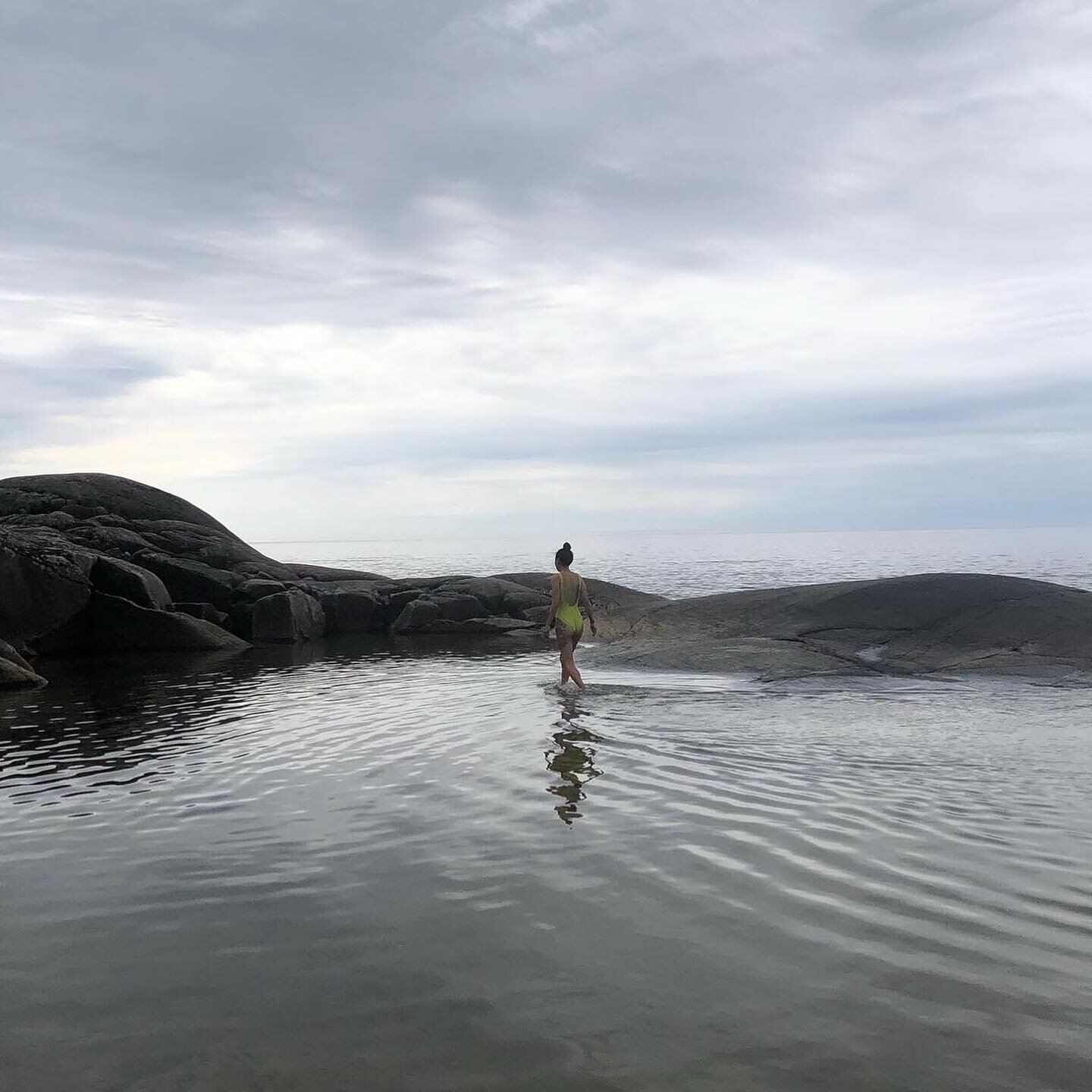Cold morning plunges in Bathtub Island. 

I woke up feeling depleted and pretty run down. It was a challenge to get myself into the water, it felt so cold it hurt to stand in it. 

But it was well worth it. 

I made my hike back cold and wet, yet fee