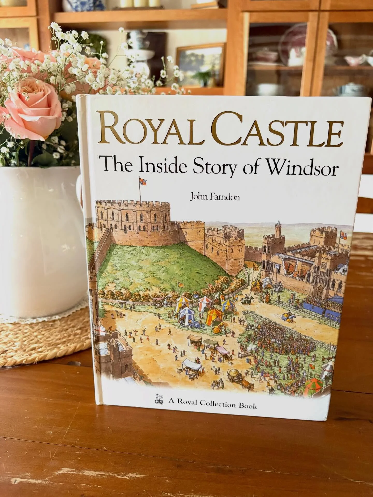 &ldquo;Royal Castle: The Inside Story of Windsor&rdquo; by John Farndon, 1997

&ldquo;Looking inside Windsor Castle, this book covers the history and the people who have lived there. It reveals what life was like for a whole host of people, from arch