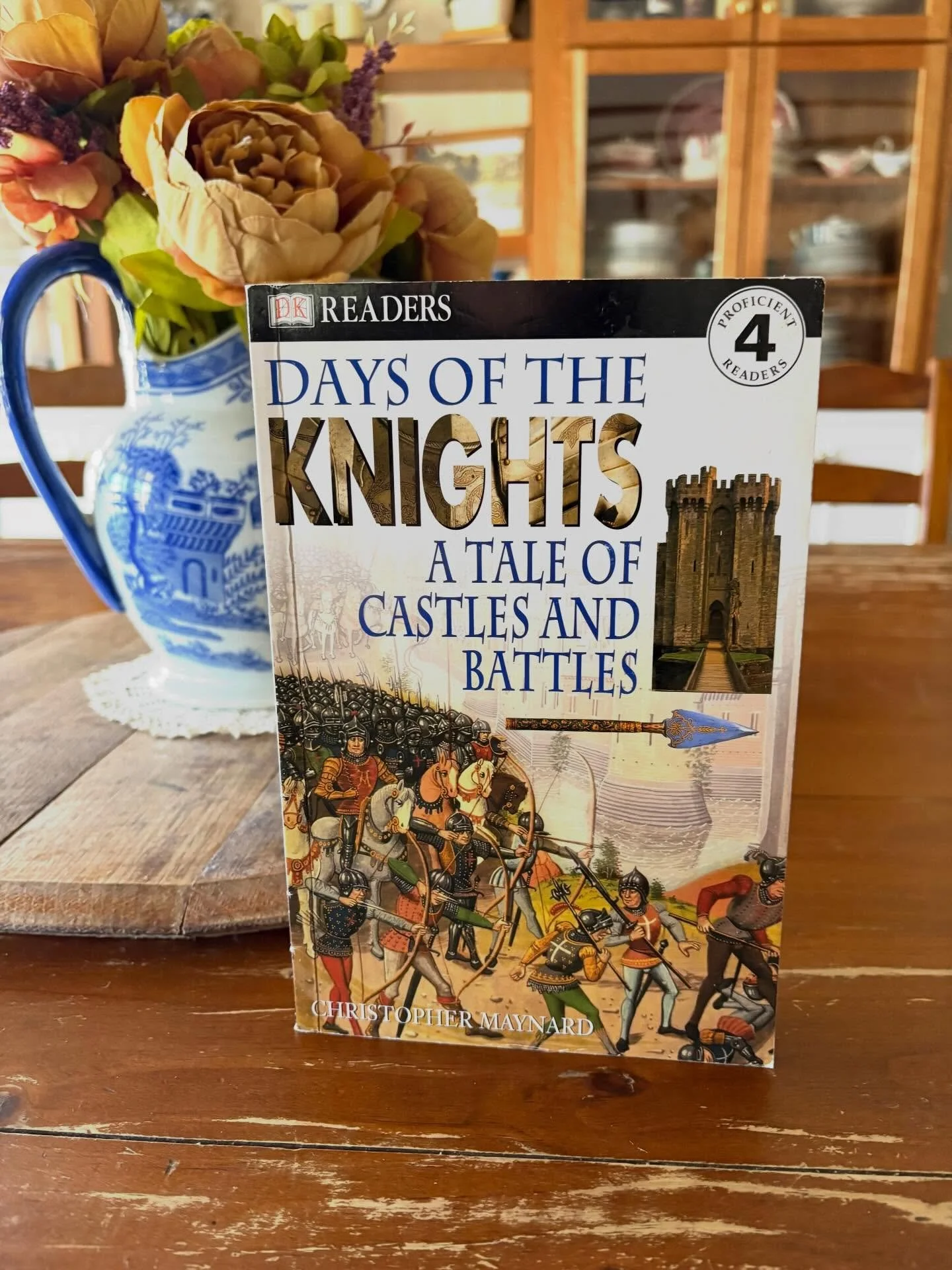 DK Readers &ldquo;Days of Knights: A Tale of Castles and Battles&rdquo; by Christopher Maynard, 1998

&ldquo;Slashing swords, shining armor, knights locked in deadly battle―the mighty&nbsp; castle is under siege!Stunning photographs combine with live