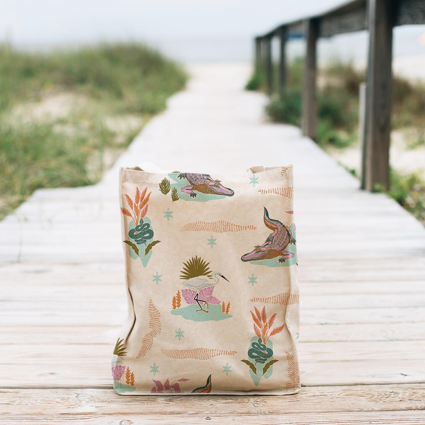 Trying out my Everglade pattern on this tote! 

It makes me feel like packing a picnic and heading to the soft sandy beaches of the Florida to watch the sunset. 
________________________________________________________________________________________