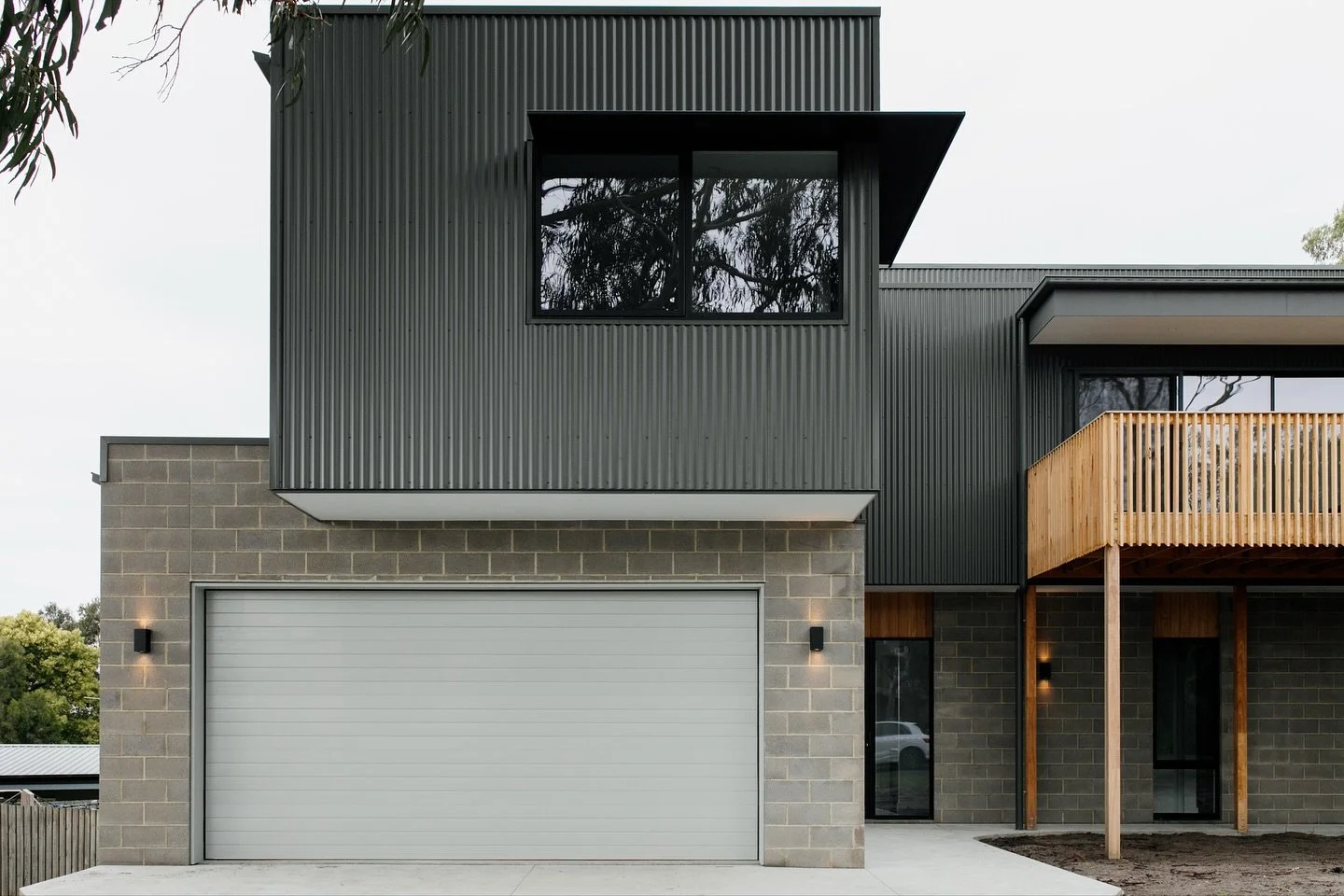Anderson Avenue.

Tucked within the quiet streets of Inverloch, our Anderson Avenue project reveals a strong yet unassuming presence. Its blend of concrete blockwork, vertical cladding, and timber detailing gives the home a raw honesty, softened by t