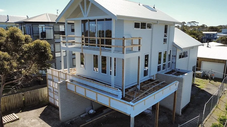 ON-SITE AT SURF BEACH ROAD. 

Scaffold dismantled and lock up near complete.

Design: @sunbeat.studio