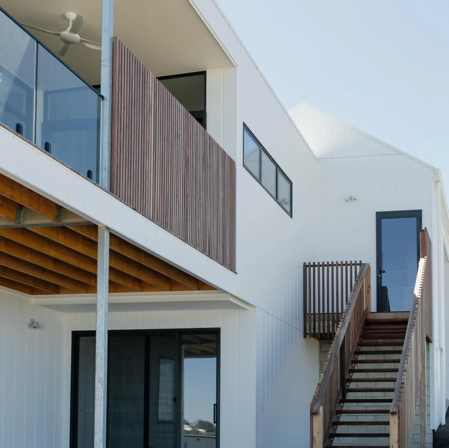 Earlshall Residence.

Soft textures. Open spaces. A coastal home shaped by light, air and calm living.