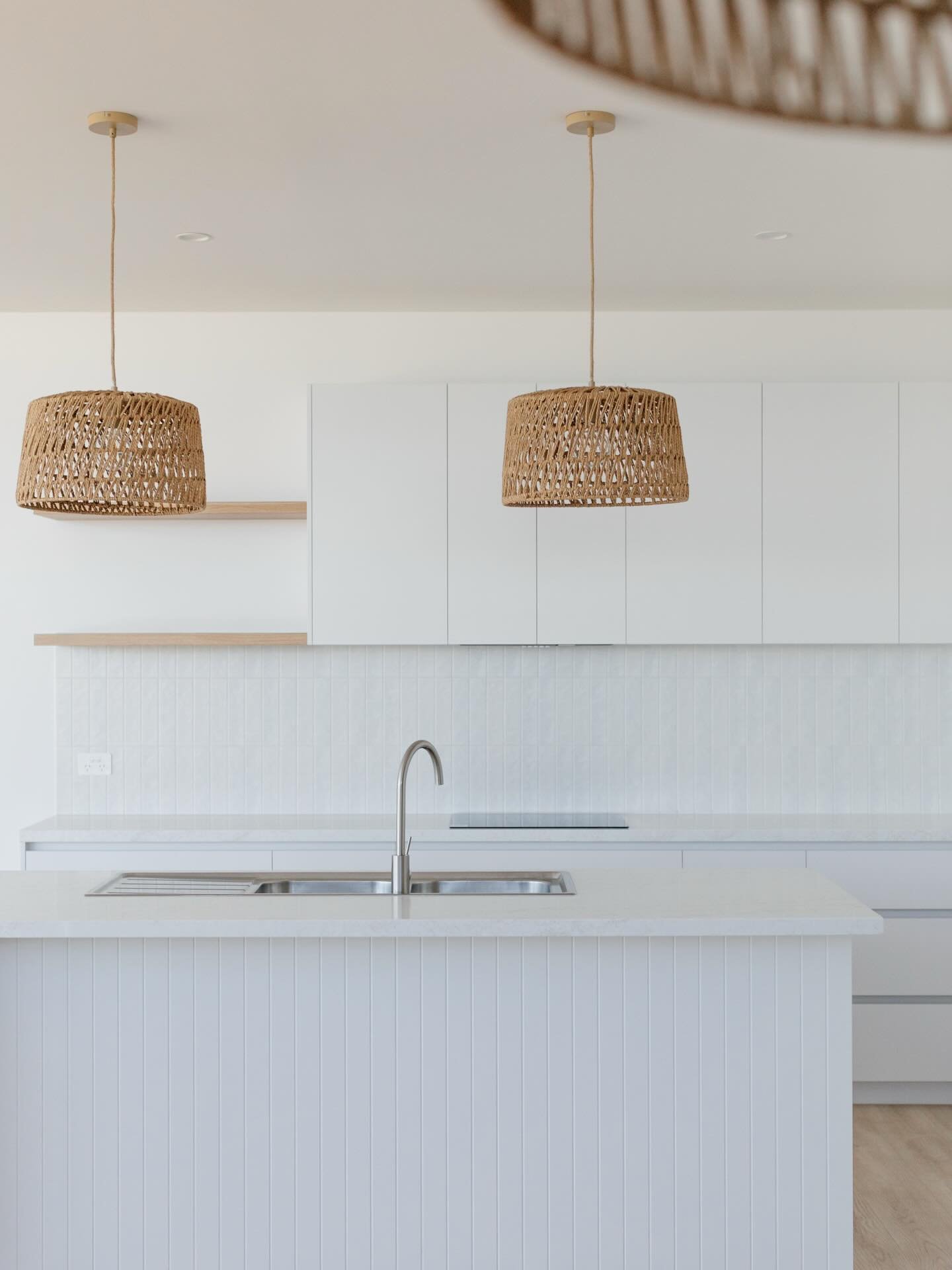 Earlshall Residence.

A calm, coastal kitchen centred around soft whites, warm oak tones and natural textures. A space that feels effortless, warm and timeless.

Design: @adaptdesigngroup 
Engineering: @deeryconsulting_engineers 
Photography: @_shell