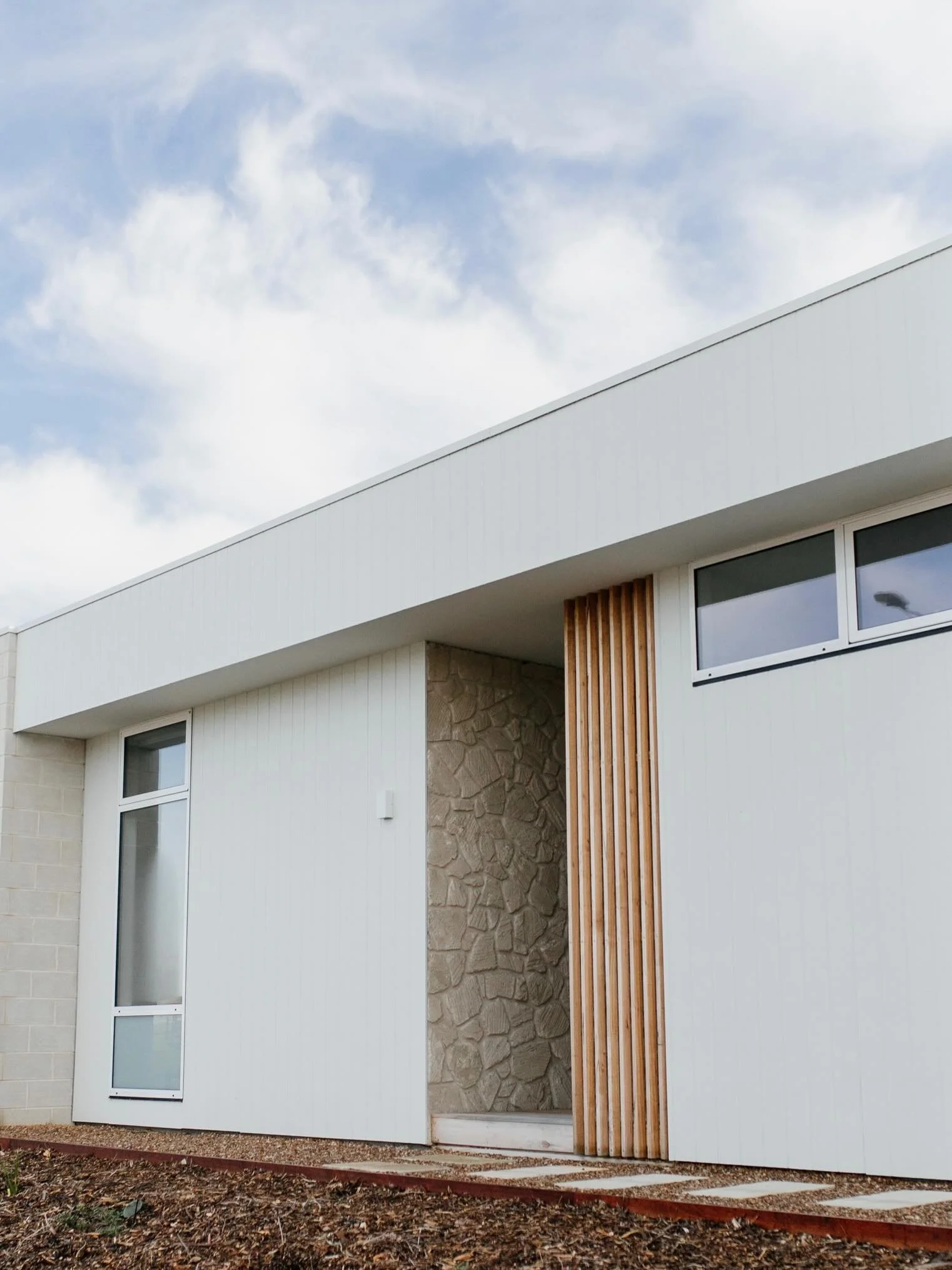 Revisiting our Coastline Residence.

Designed to embrace natural light at every turn, this project pairs soft textures with an organic material palette to create a space that feels warm and connected to its surroundings. Featuring @jameshardieau Axon