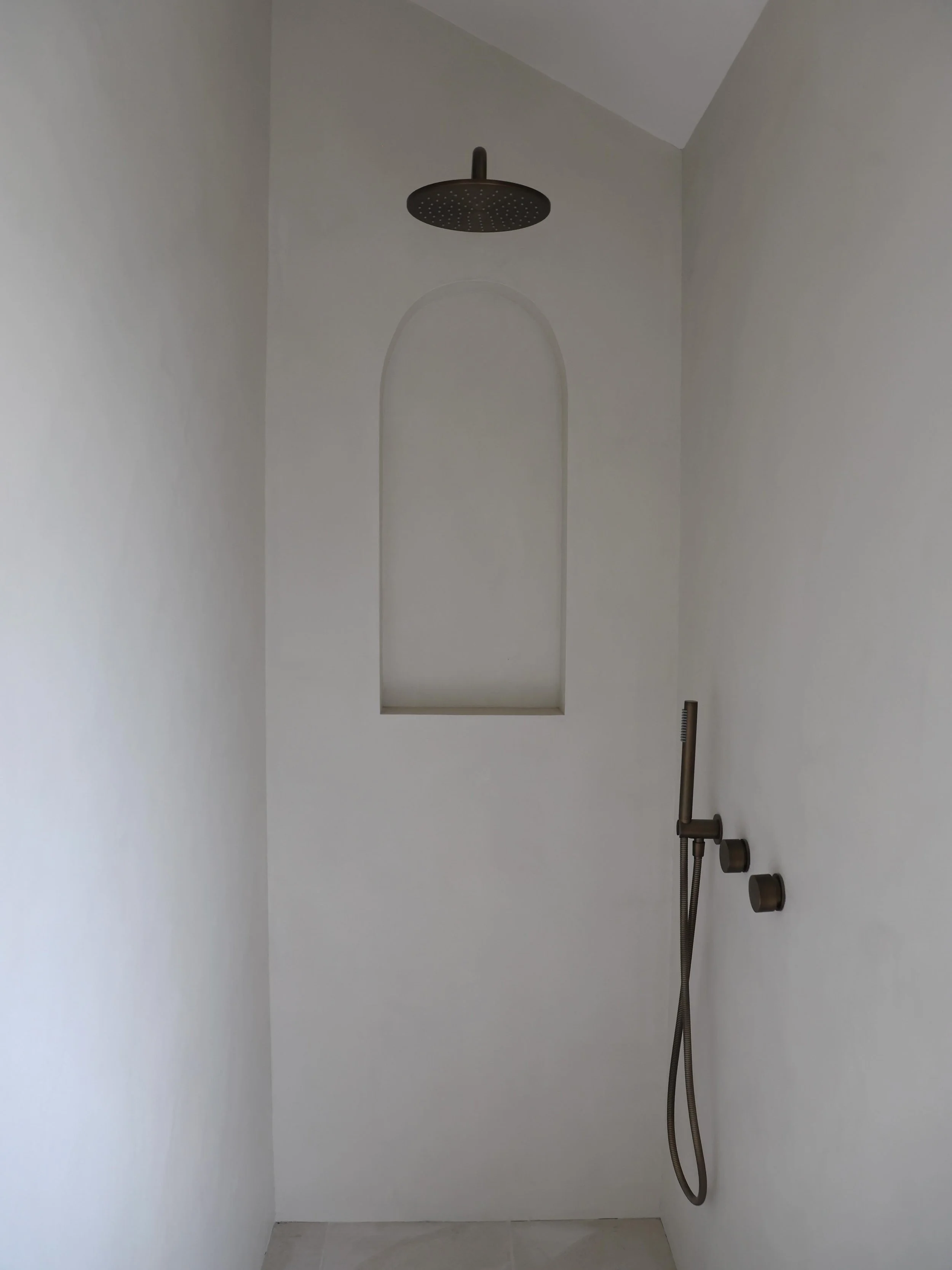 The finer details at our Surf Beach Residence. 

We always love seeing the finishing touches come together, and this palette feels like such a beautiful balance. With a mixture of antique brass, soft creamy tones and the subtle warmth of @stoneambass