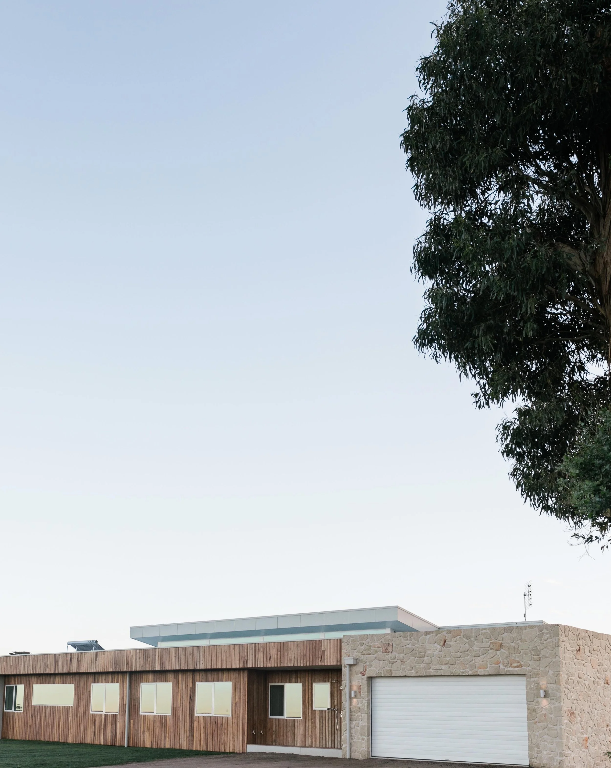 Nestled amongst the rolling green hills of Leongatha, Omaroo Residence celebrates space, light and connection to the landscape.

Featuring soaring ceilings, expansive open-plan living and the timeless beauty of @limestoneaustralia Oyster Limestone, t