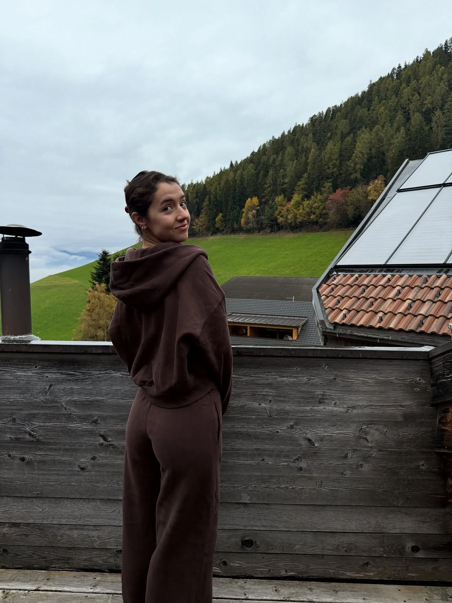 mountain morning in @vuoriclothing #vuoripartner and my petition for more hotels to have a make your own juice bar at breakfast #handmethefork