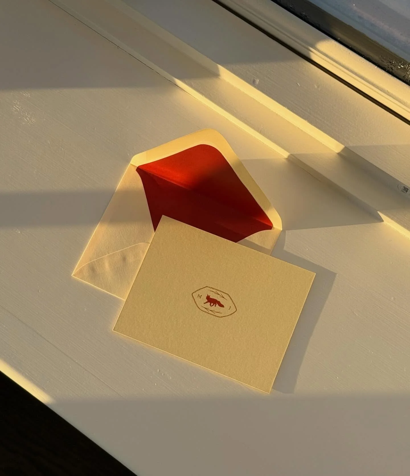 I discovered that if you send out your Save the Date in February you get the cute Love postal stamp 🥹💌 #handmethefork