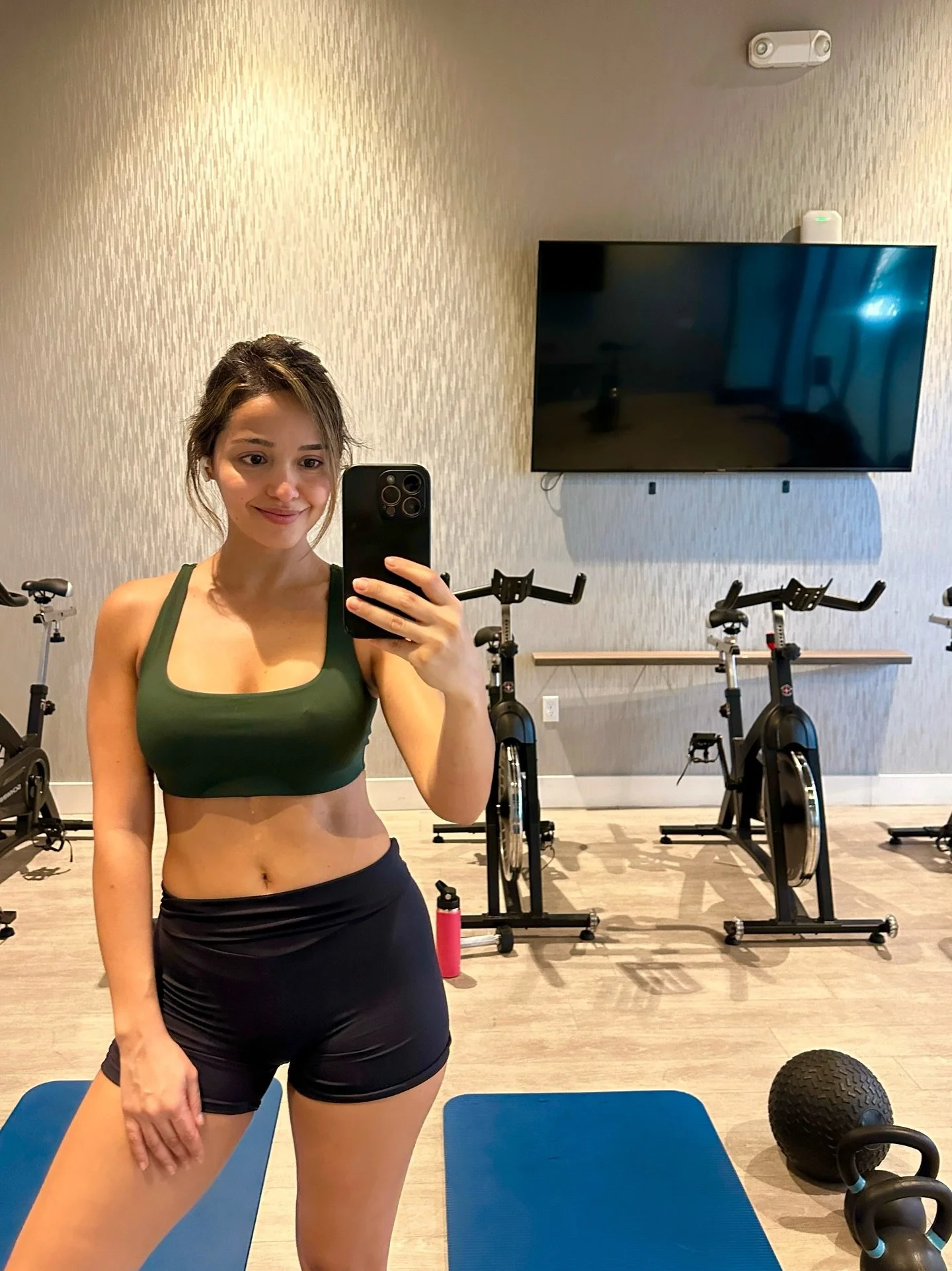 Life lately🌴

1. Gym 3-4 x a week
2. Back on reformer pilates
3. Red light therapy 2-3 x a week
4. New weekly ritual: Sunday beach sessions
6. Grocery shopping
7. Favorite mood supporter during period @animamundiherbals Euphoria herbal elixir
🍃Disc