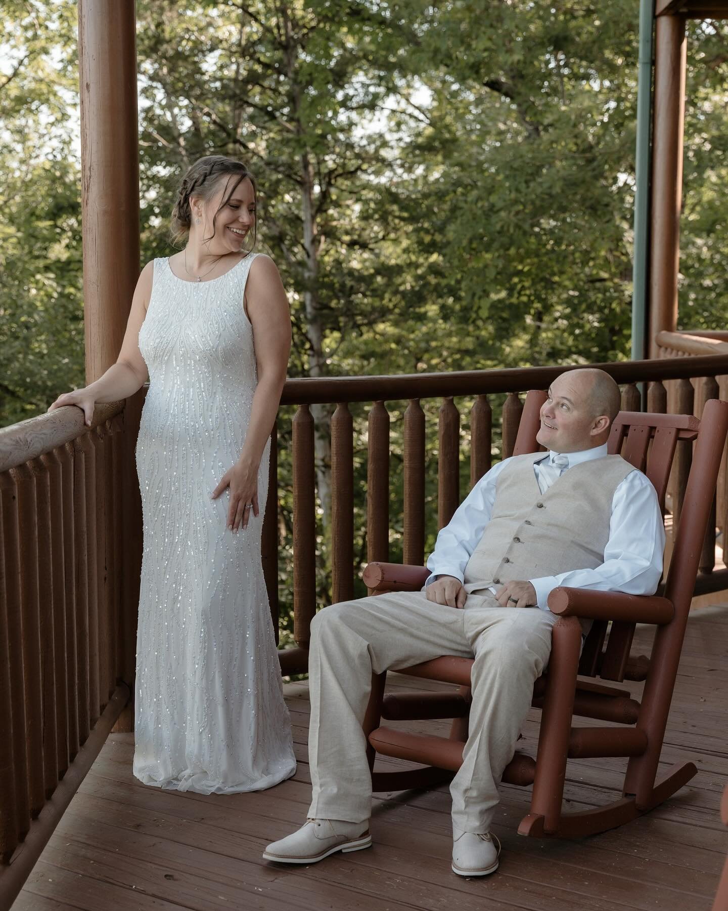 A beautiful cabin elopement. Couldn&rsquo;t ask for better views!

#easttennesseeweddingphotographer #knoxville #smokymountainwedding
