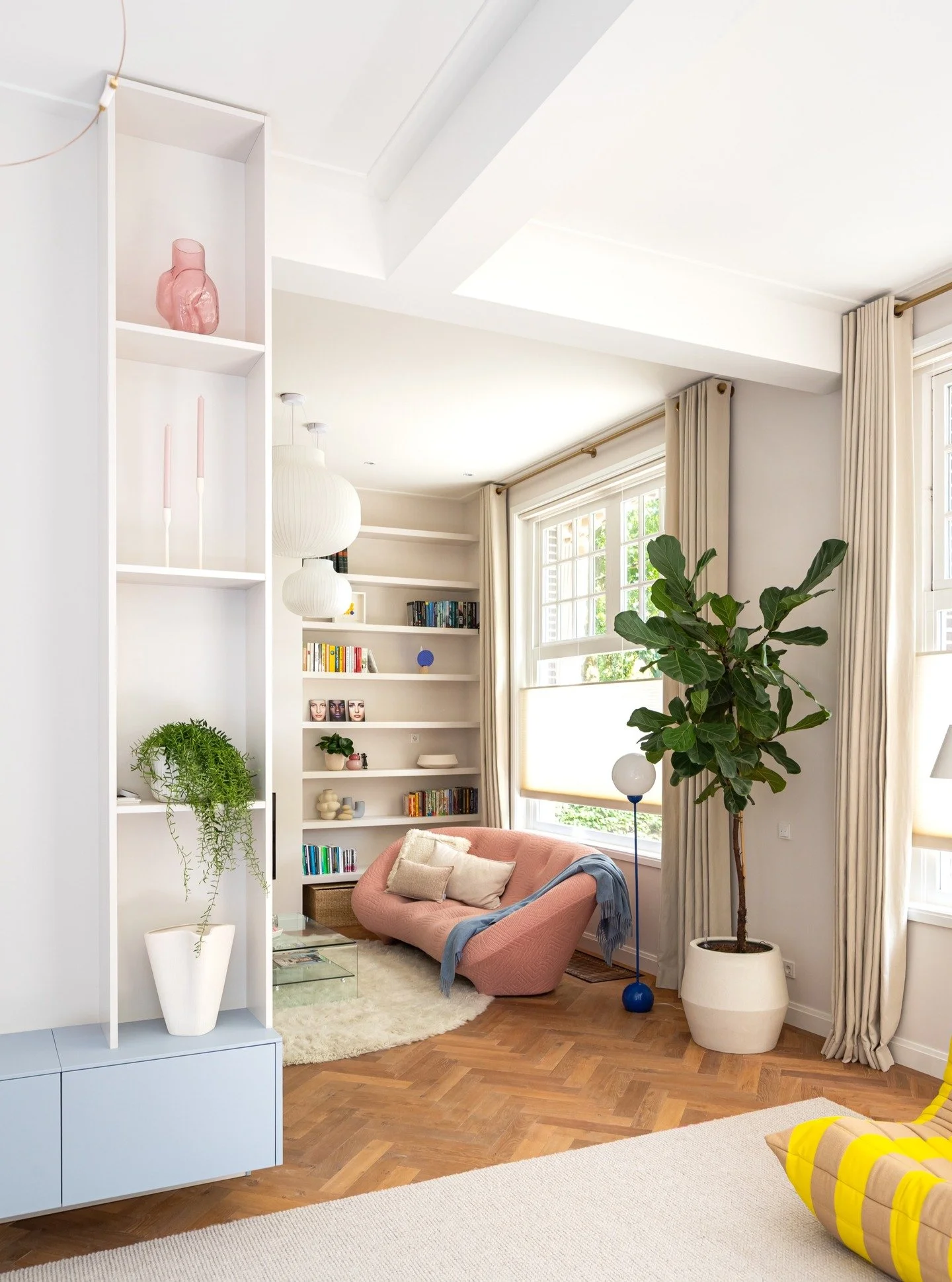 Interieurontwerper of stylist: wie heb ik nodig? 
De termen vliegen je om de oren: interieurstylist, -ontwerper, -architect… Maar wat is nou het verschil?
👩‍🎨 Interieurstylist
Voor kleinere woonvragen, zonder bouwkundige ingrepen. 
👉 Kl