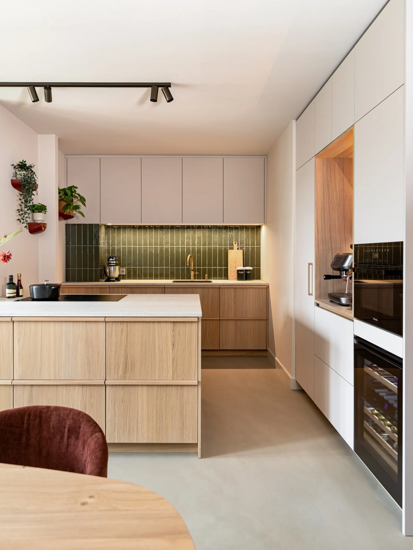 After vs before: project Berkum😍
Zojuist kreeg ik de eerste preview foto binnen van de shoot vorige week!
Best een groot verschil h&egrave;? Ik tekende in dit ontwerpproces twee opties voor de keuken uit, waarbij de bewoners het meest gecharmeerd wa