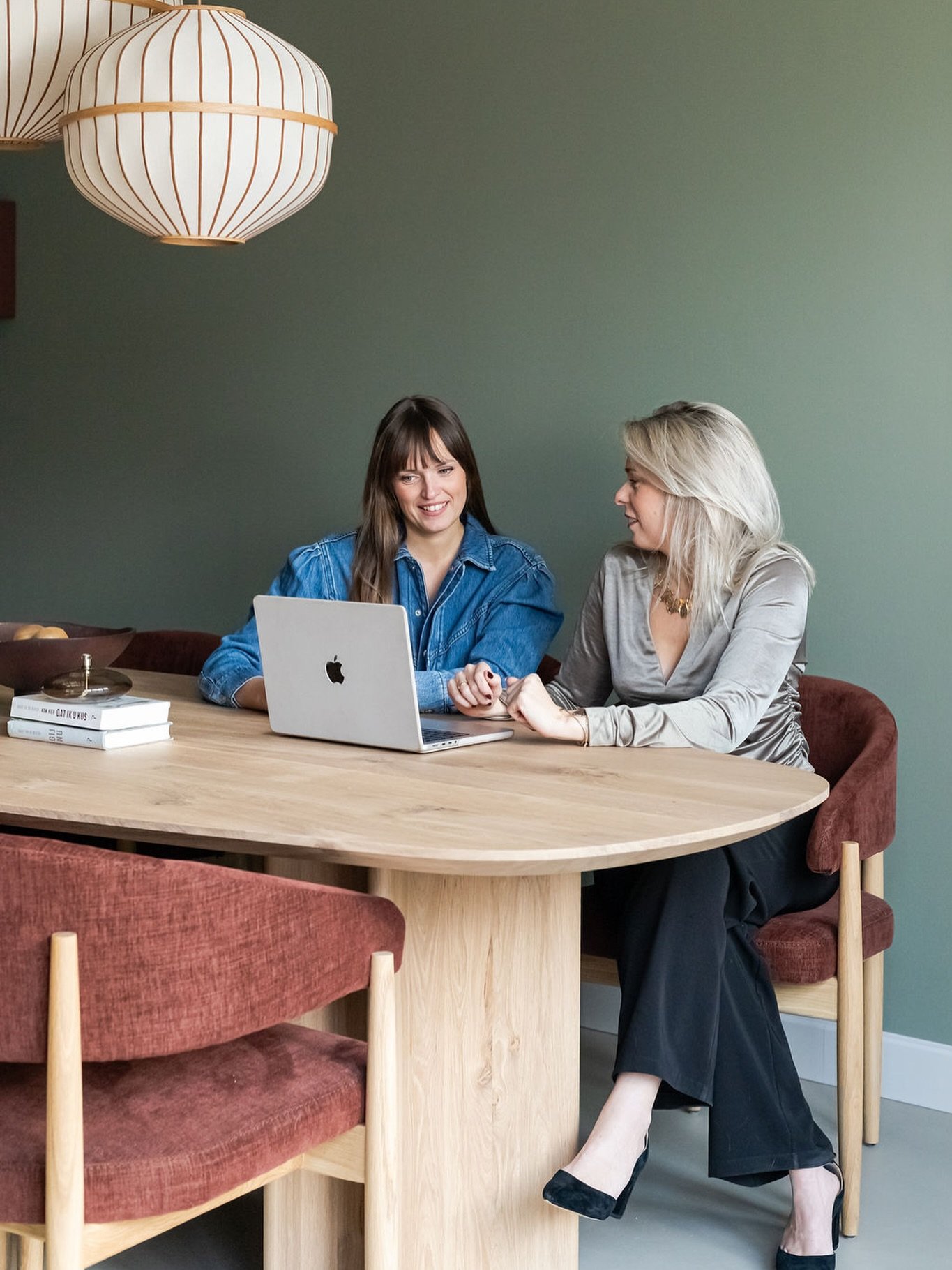 Een dagje samen aan het werk in de studio vandaag! 🤩Met 13 lopende projecten (gelukkig niet allemaal in dezelfde ontwerpfase) genoeg te doen. 

Vanmiddag presenteren we de indelingen voor het appartement van m&rsquo;n zus in Parijs. 

Benieuwd hoe w