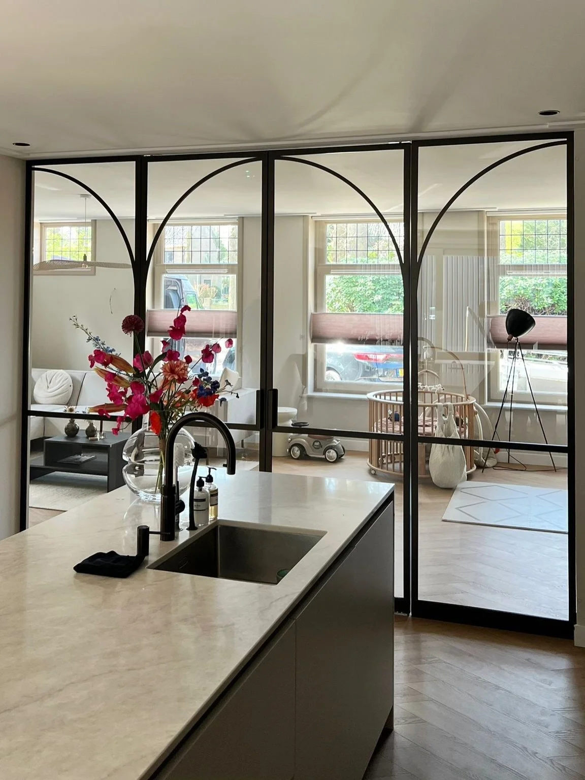 Een update van project Wipstrikkerallee: dit woonboerderijtje werd niet een klein beetje verbouwd. 
Foto 2 voor hoe het begon😱niet alleen mooi van binnen, maar ook een flinke lap tuin erachter. 

We mochten een totaal interieurontwerp maken zodat al