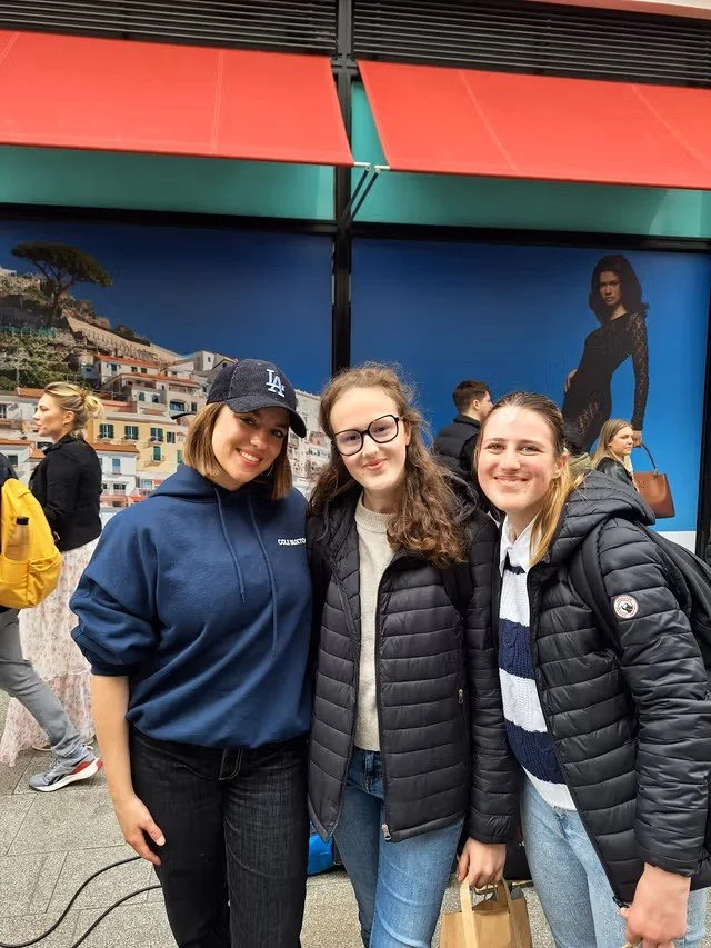 Emeline et Louane avec Allie Sherlock.jpg