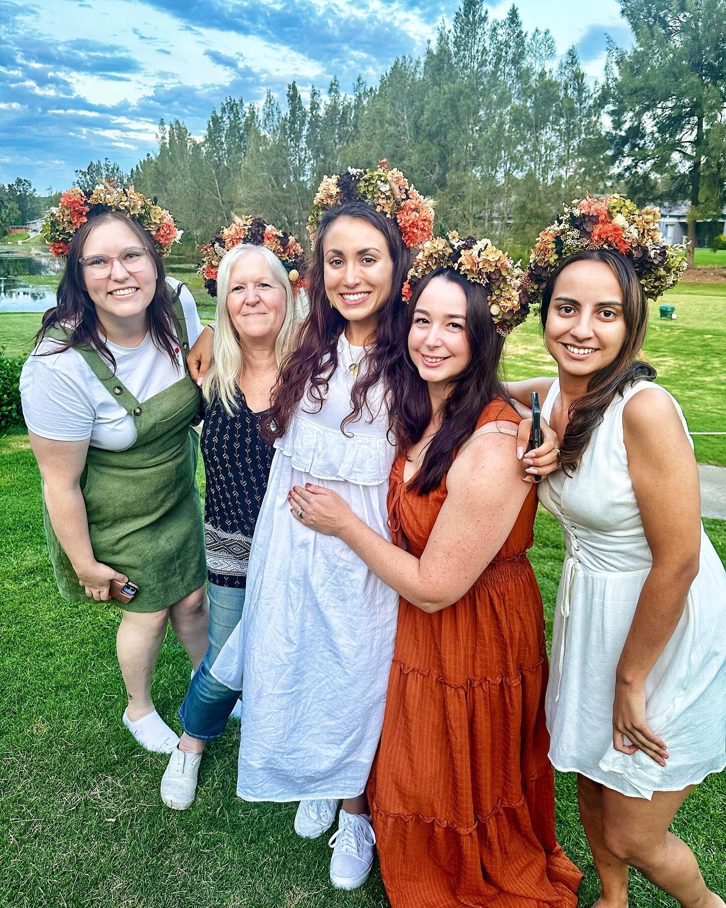 Hey Queens, listen up! The Flower Creative isn't just your regular ol' flower shop - it's a full-blown experience, fit for a queen! 

We offer mobile flower crown making, flower arranging and floral wreath making. And you know what they say, a selfie