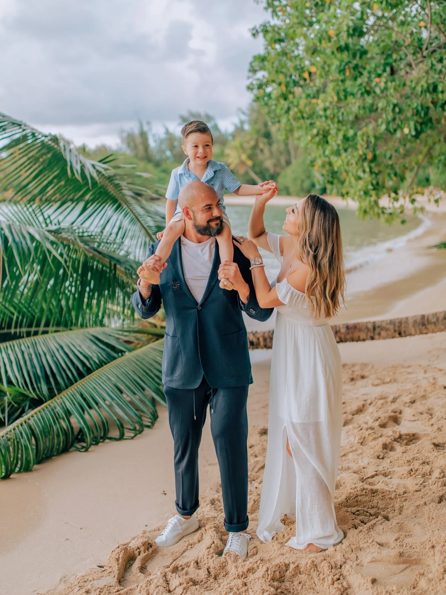 When two best friends and their families make a trip to Hawaii together, you gotta share a portrait session together 😍 the more the merrier!

Throwing it back to this session that I rarely shoot at but am so excited to run it back to this location s
